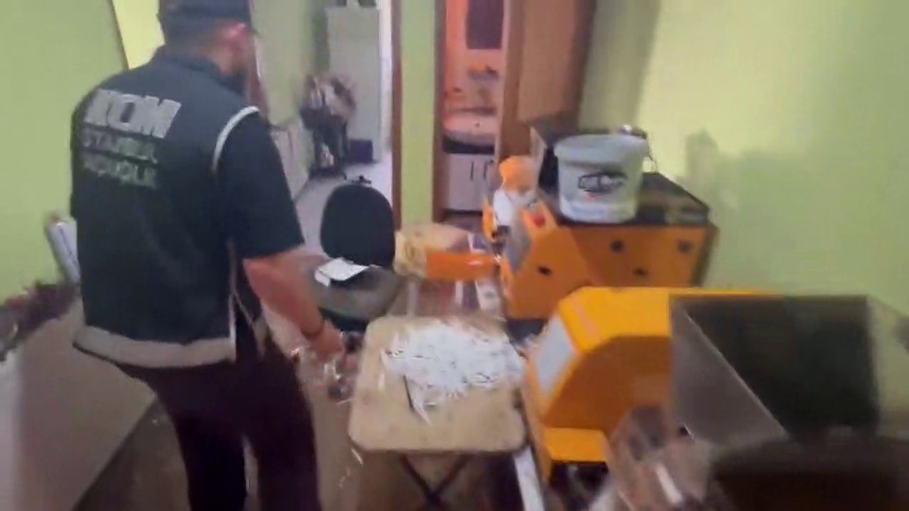 Pendik’te kaçak tütün operasyonu: 440 kilogram tütün ve 328 bin 200 makaron ele geçirildi