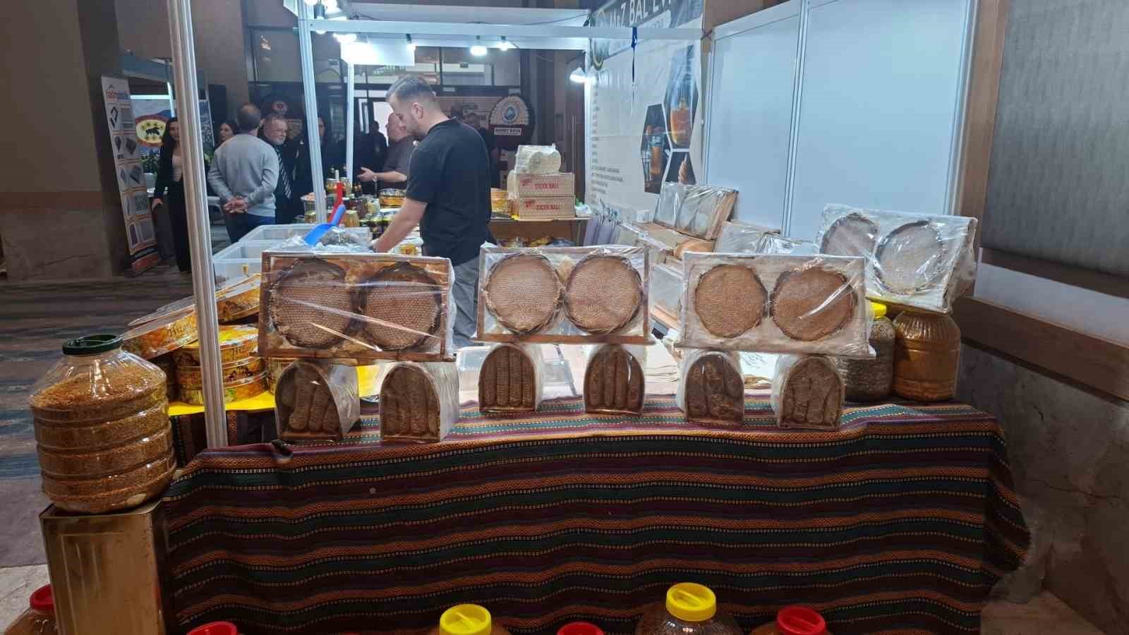 TRABZON’DA DÜZENLENEN ARI ÜRÜNLERİ FUARI’NDA ARTVİN, GÜMÜŞHANE, RİZE VE BAYBURT’UN YÖRESEL BALLARI İLE POLENLERİ ZİYARETÇİLERİN BEĞENİSİNE SUNULDU.