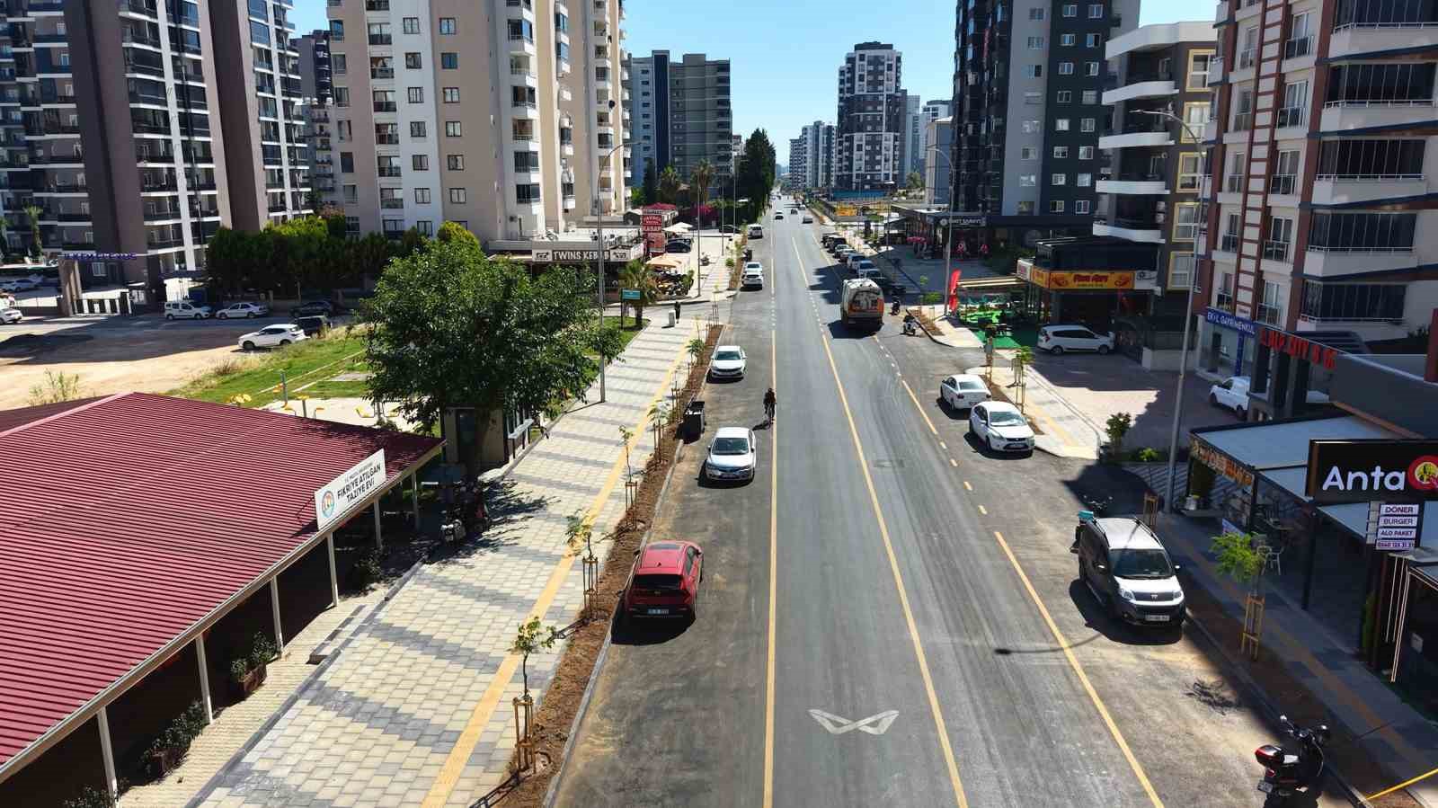 Mersin'de yenilenen cadde 420 ağaçla buluştu