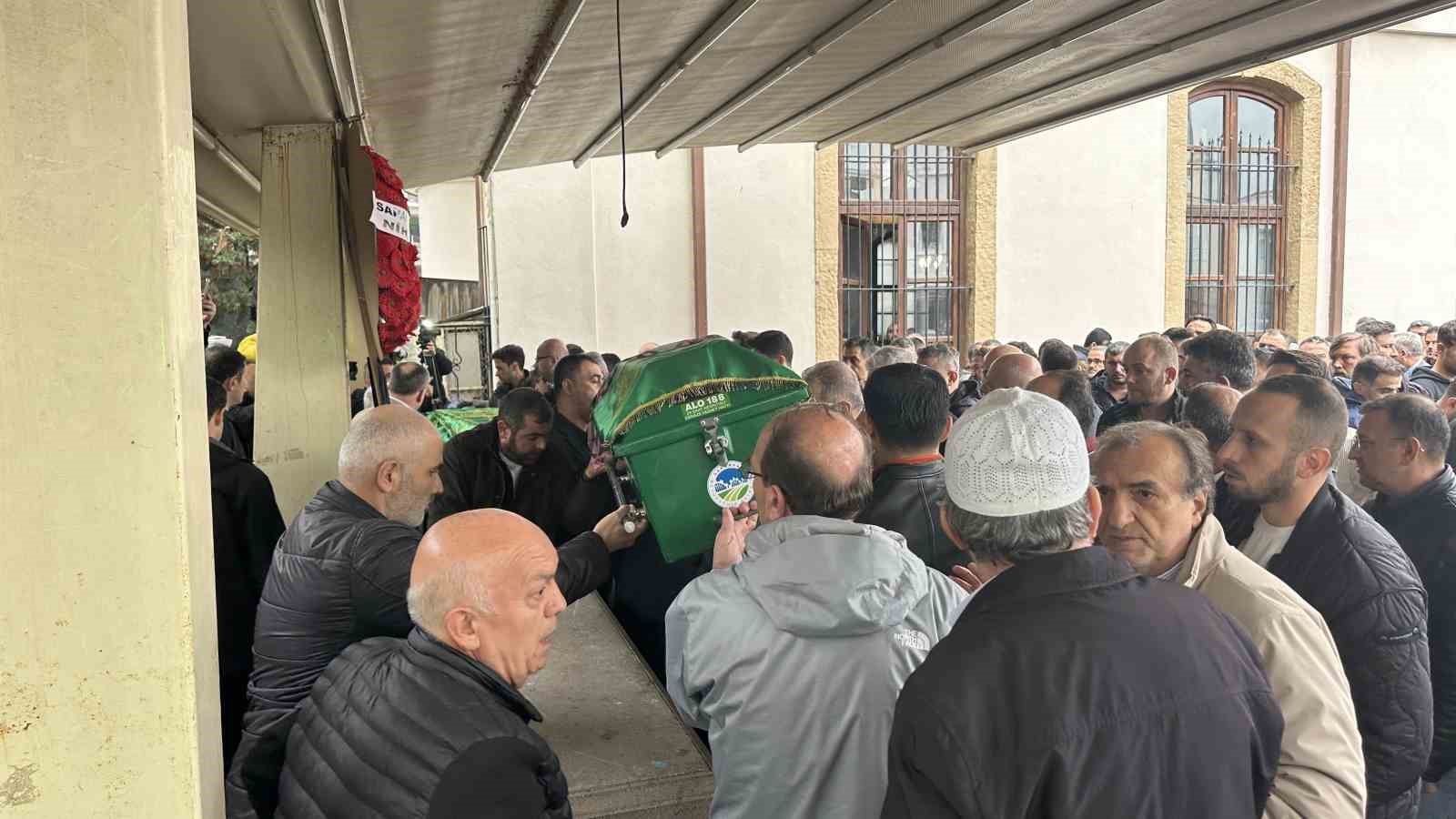 NEVŞEHİR'İN GÖREME BELDESİNDE MEYDANA GELEN PERİBACASI ÇÖKMESİNDE HAYATINI KAYBEDEN SAKARYALI GAZETECİ FATİH ERAY TUNA VE EŞİ BEGÜM TUNA, MEMLEKETLERİ SAKARYA'DA KILINAN CENAZE NAMAZININ ARDINDAN SON YOLCULUKLARINA UĞURLANDI.