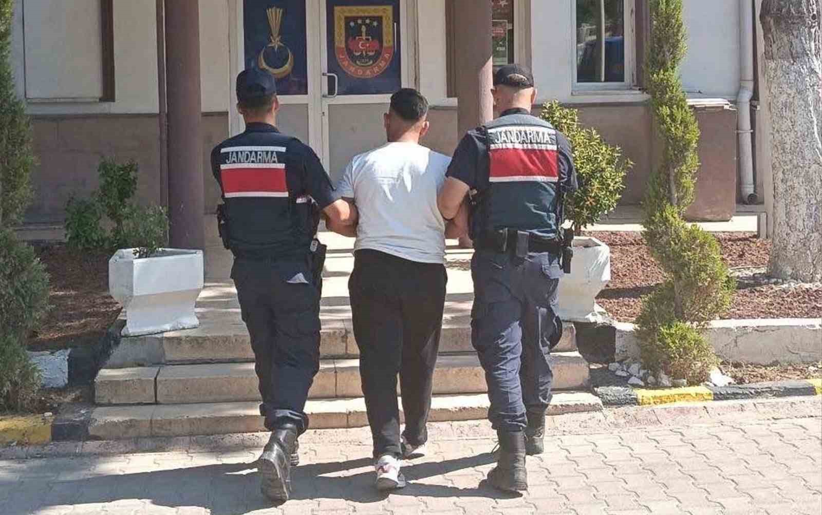 'Dolandırıcılık' suçundan aranan hükümlü jandarmadan kaçamadı