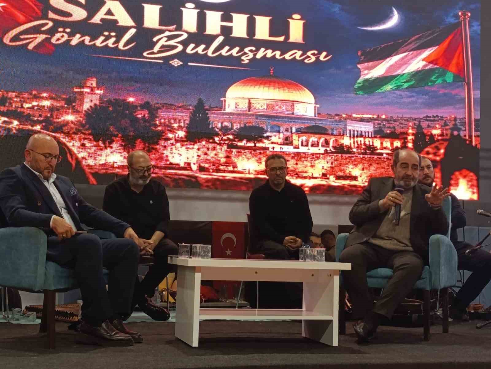 MANİSA’NIN SALİHLİ İLÇESİNDE AK PARTİ GENÇLİK KOLLARI TARAFINDAN DÜZENLENEN "SALİHLİ GÖNÜL BULUŞMALARI EDEBİYAT SÖYLEŞİSİ VE TASAVVUF MÜZİĞİ KONSERİ", VATANDAŞLARIN YOĞUN KATILIMIYLA GERÇEKLEŞTİRİLDİ. TRİBÜNLERİN TAMAMEN DOLDUĞU ETKİNLİKTE, SALONDA YER BULAMAYAN VATANDAŞLAR YERE SERİLEN ÖRTÜLERİN ÜZERİNE OTURARAK PROGRAMI TAKİP ETTİ.