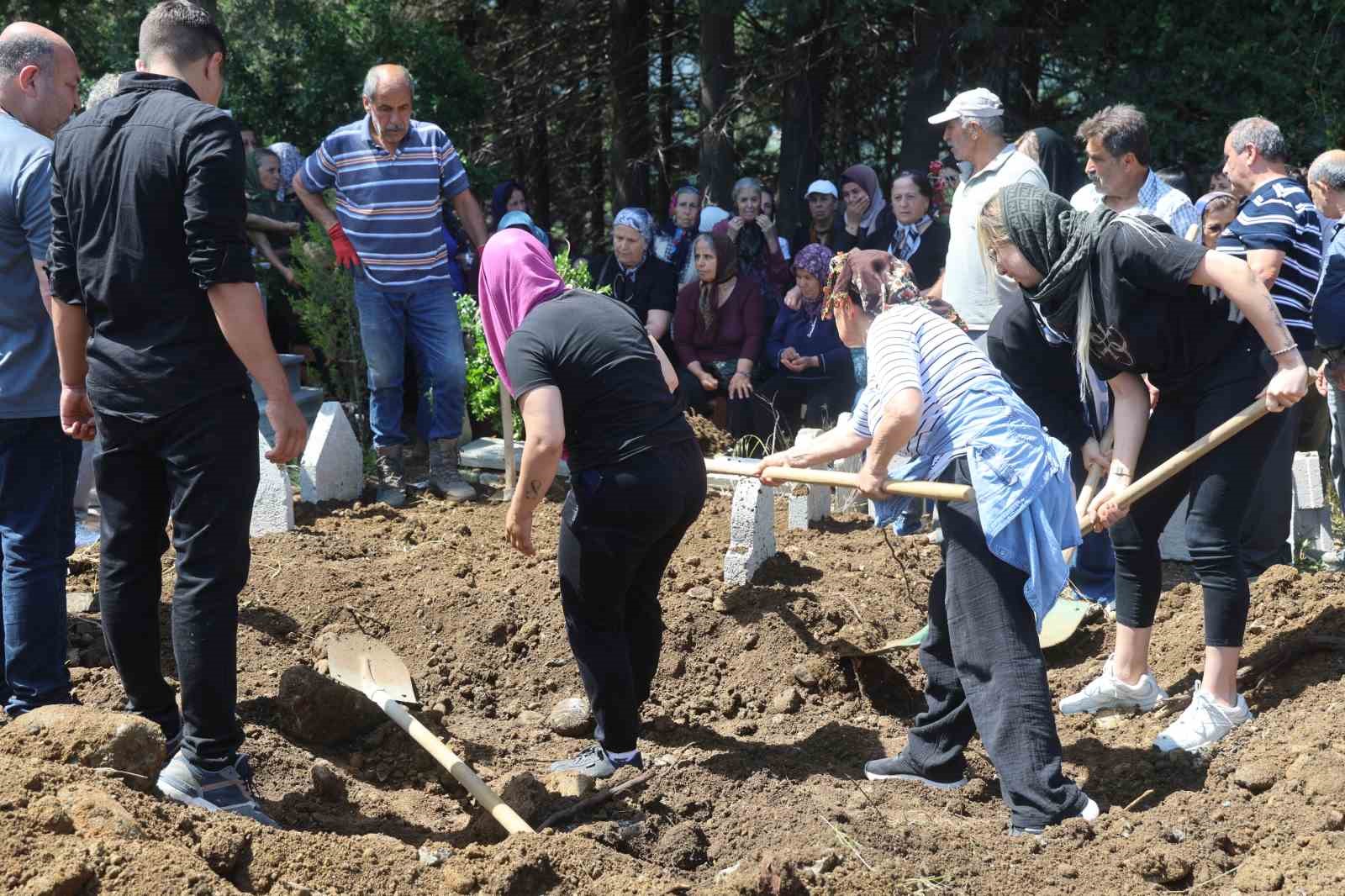 Hatay’da nişanlı dehşetinde öldürülen baba ve kız yan yana defnedildi