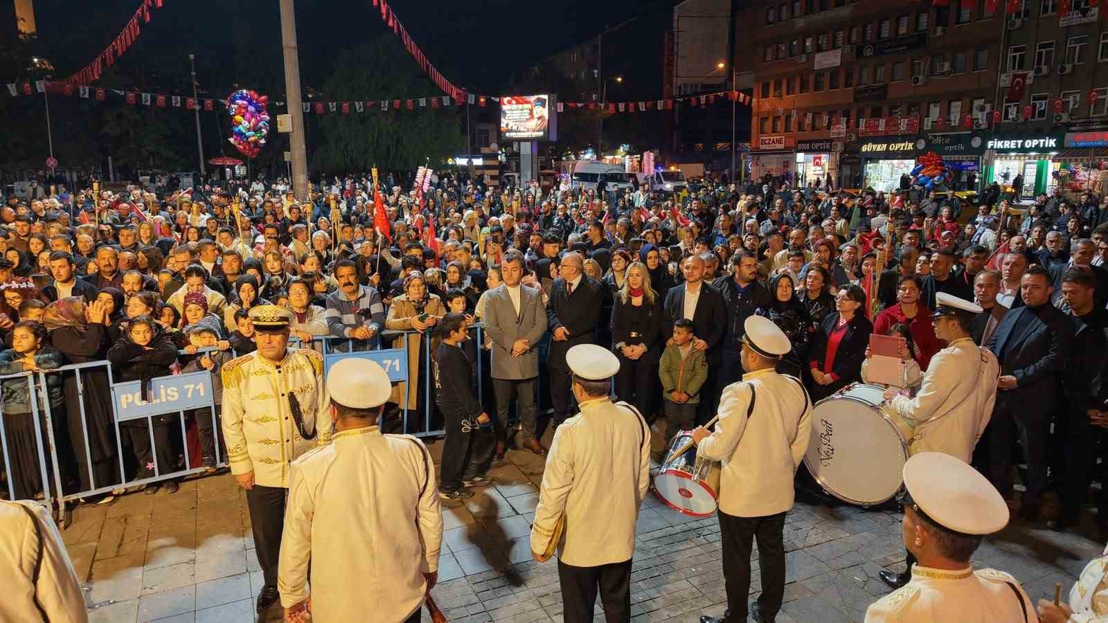 KIRIKKALE'DE CUMHURİYET'İN 103. YILI FENER ALAYI VE KONSERLE KUTLANDI