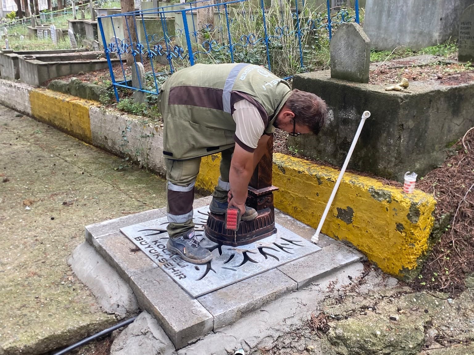 KOCAELİ GENELİNDEKİ MEZARLIKLARDA VATANDAŞLARIN KABİR ZİYARETLERİ SIRASINDA SU İHTİYACINI KARŞILAYABİLMESİ İÇİN ÇEŞME MONTAJI, SU HATTI YENİLEME VE ALTYAPI ONARIM ÇALIŞMALARI GERÇEKLEŞTİRİLİYOR.
