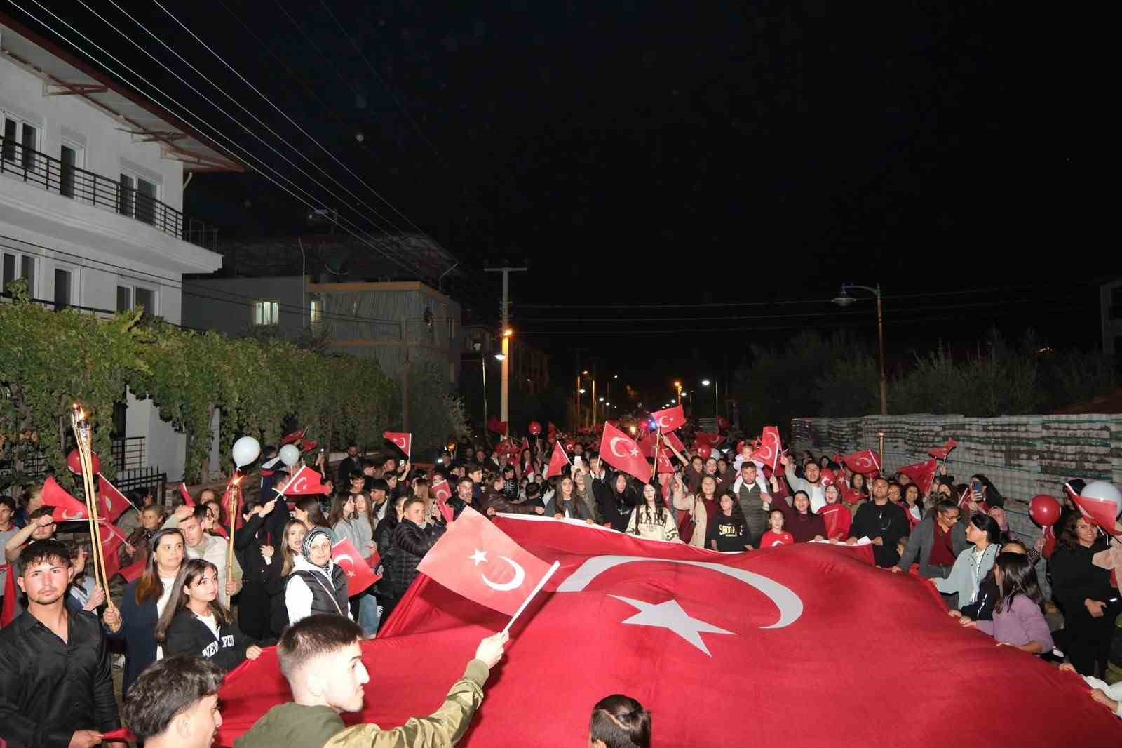 MANİSA’NIN SARIGÖL İLÇESİNDE CUMHURİYET’İN 103. YIL DÖNÜMÜ KUTLAMALARI KAPSAMINDA DÜZENLENEN FENER ALAYINDA, ELLERİNDE TÜRK BAYRAKLARI TAŞIYAN HER YAŞTAN VATANDAŞ CUMHURİYET COŞKUSUNU HEP BİRLİKTE YAŞADI.