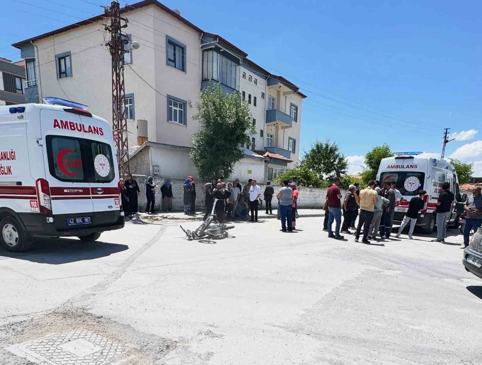 Beton mikserine çarpan motosiklettekiler ölümden döndü