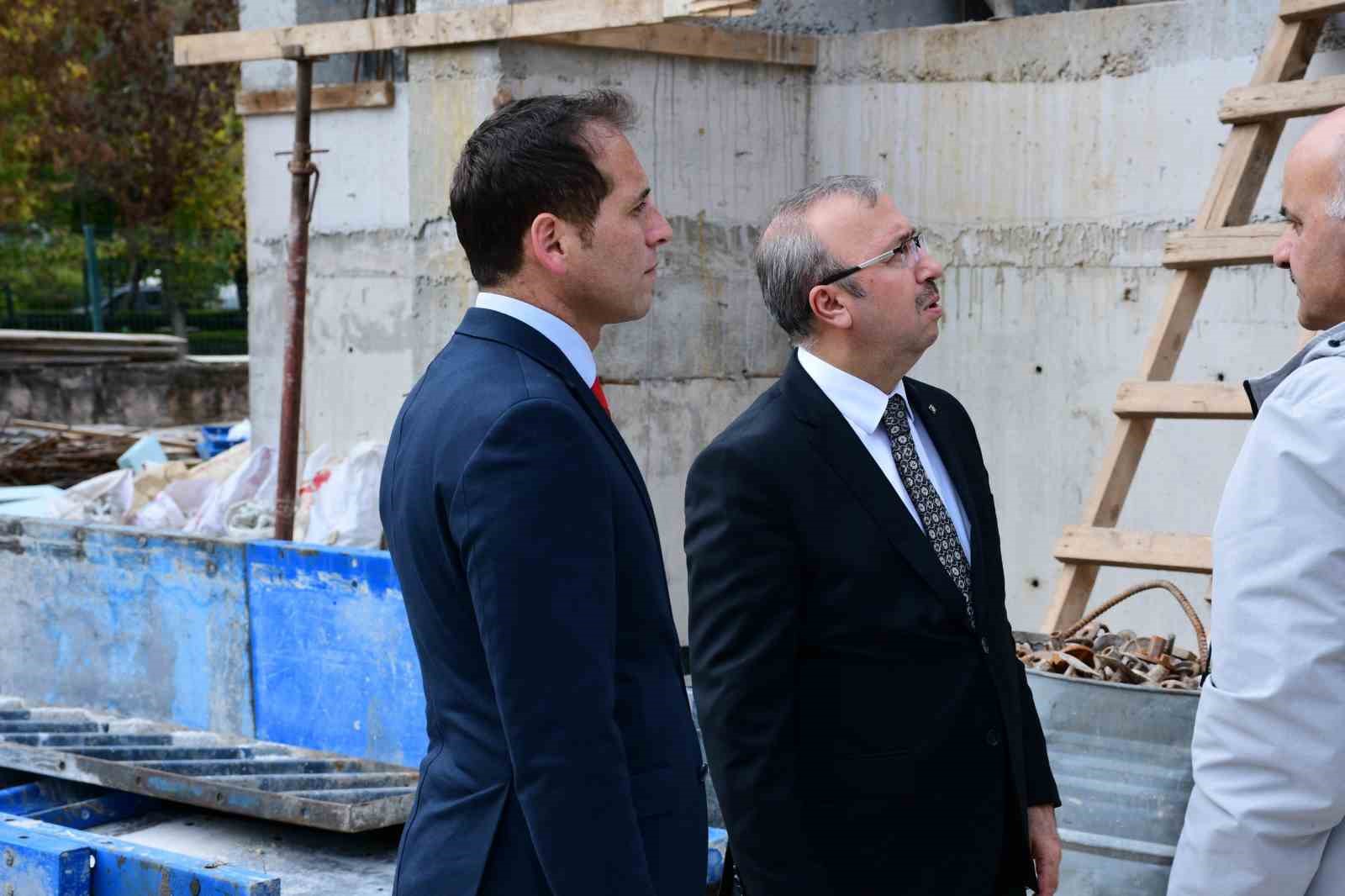 ESKİŞEHİR İL MİLLÎ EĞİTİM MÜDÜRÜ SİNAN AYDIN, YAPIM SÜRECİ DEVAM EDEN OKULLARIN İNŞAAT ALANLARINDA İNCELEMELERDE BULUNDU.
