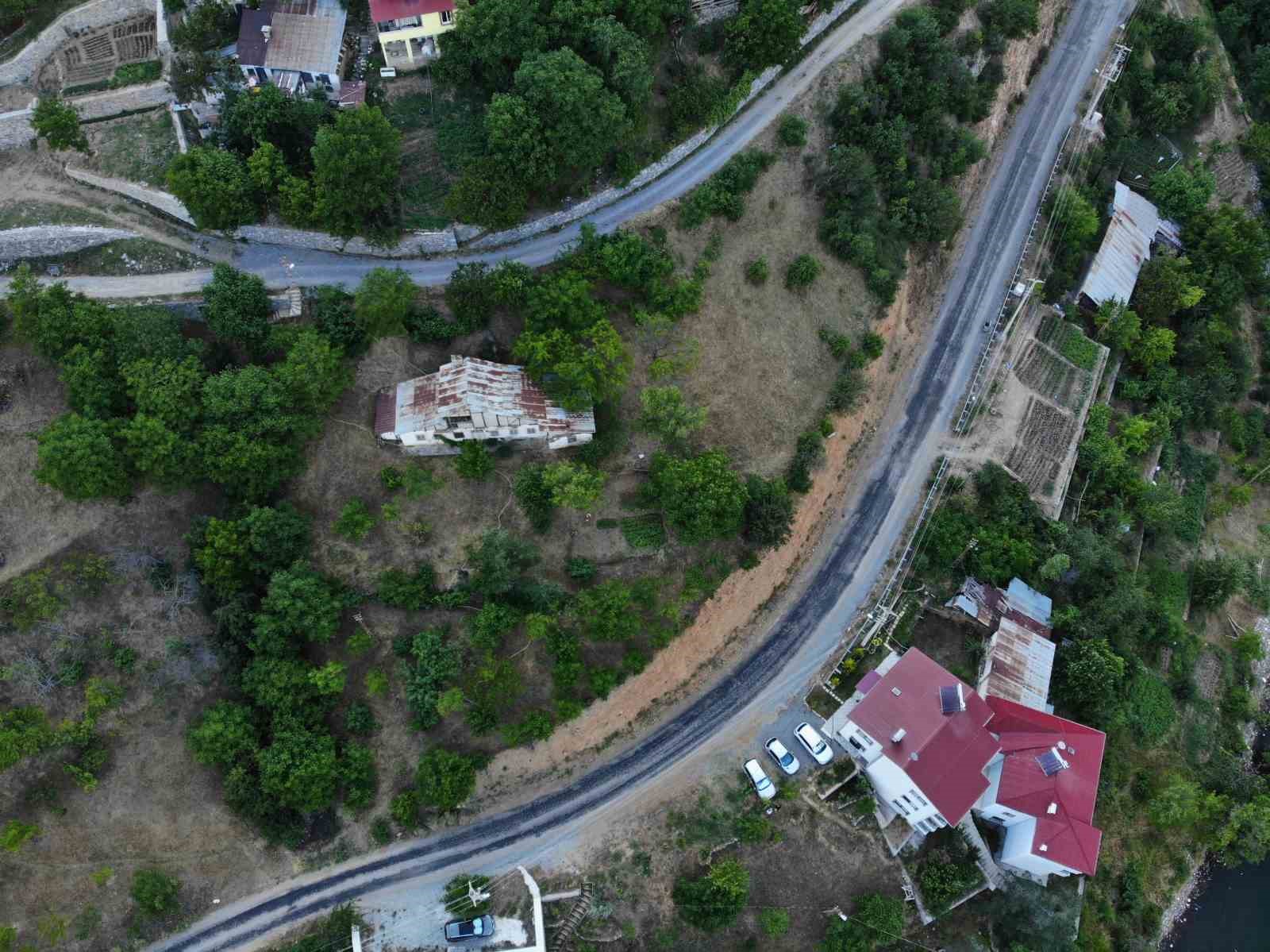 Gümüşhane’de vatandaşların tapulu arazileri toprak kaymaları nedeniyle her geçen gün küçülüyor