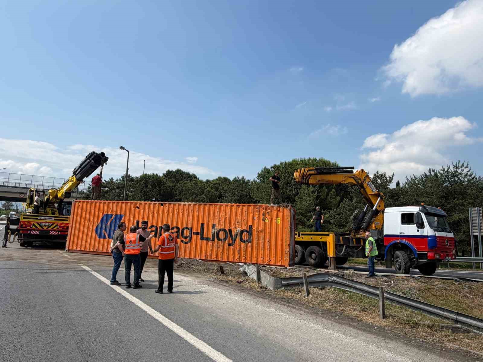 Kontrolden çıkarak devrilen tır, ulaşımın aksamasına sebep oldu
