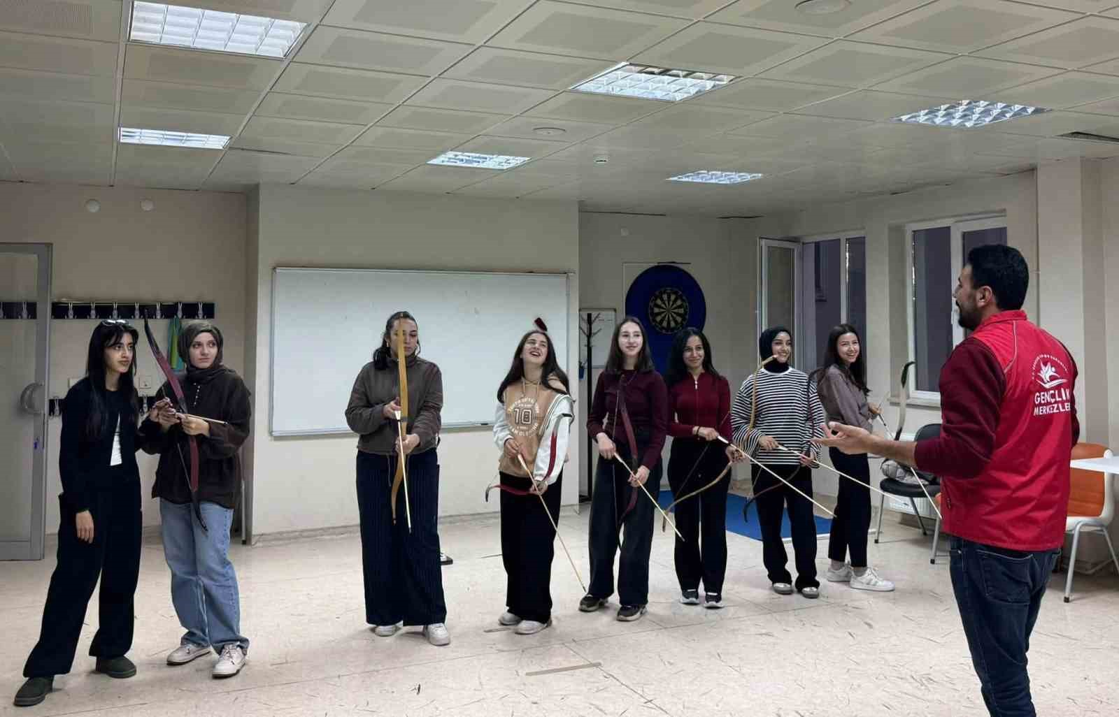 GENÇLİK MERKEZİNDE OKÇULUK EĞİTİMLERİ SÜRÜYOR