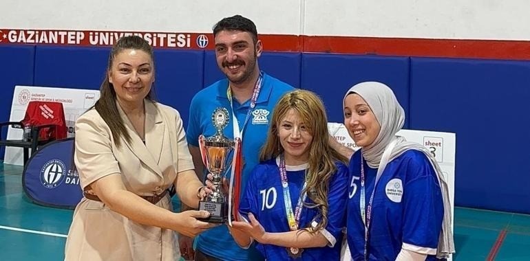 BURSA TEKNİK ÜNİVERSİTESİ (BTÜ) ÖĞRENCİSİ VE AYNI ZAMANDA FLOOR CURLİNG SPORCUSU BERFİN SÖNMEZ, GENÇ YAŞTA HAYATINI KAYBETTİ. HEM AKADEMİK BAŞARISI HEM DE KAMPÜSTEKİ AKTİF SPORCU VE LİDER KİMLİĞİYLE TANINAN SEVİLEN ÖĞRENCİ SÖNMEZ'İN ANİ VEFATI, BTÜ YÖNETİMİNİ, HOCALARINI, ÖĞRENCİ ARKADAŞLARINI VE TÜM SPOR CAMİASINI YASA BOĞDU. ÜNİVERSİTE YÖNETİMİ VEFATIN ARDINDAN RESMİ TAZİYE MESAJI YAYIMLADI.