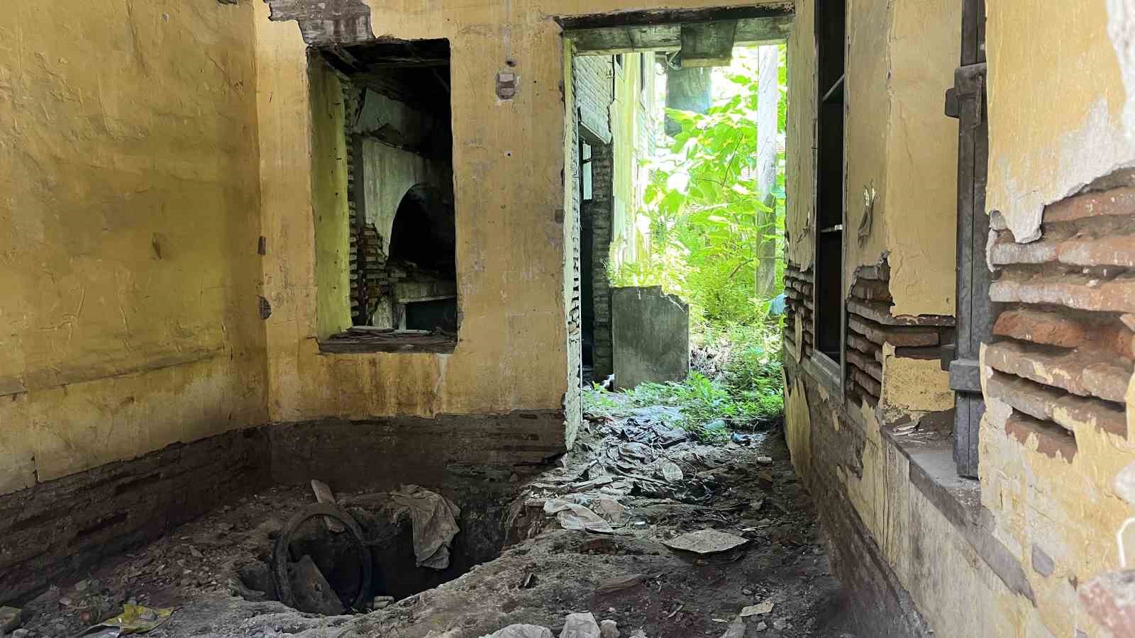 Adana’daki metruk binalar mahalleliyi tedirgin ediyor