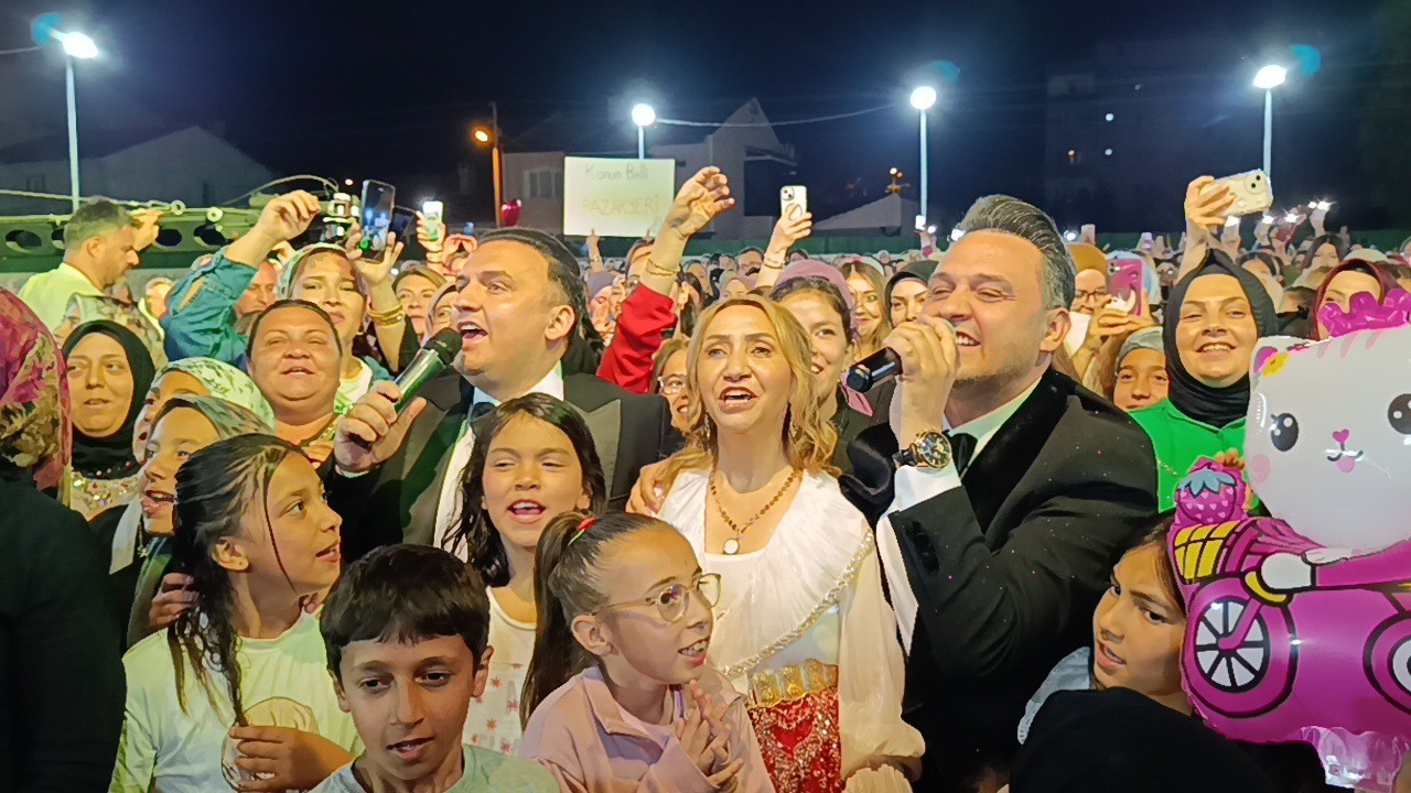 Bilecik'te Rumeli rüzgarı eserken, Orhan & Kemal kardeşler binlerce kadını coşturdu