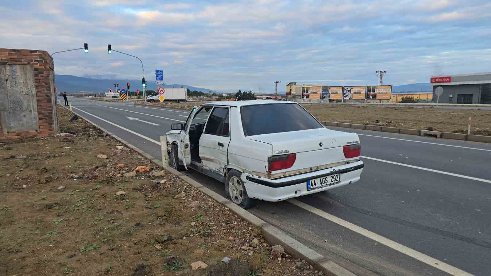 GAZİANTEP’İN İSLAHİYE İLÇESİNDE 2 OTOMOBİLİN ÇARPIŞMASI SONUCU MEYDANA GELEN KAZADA ARAÇLAR KULLANILAMAZ HALE GELDİ.