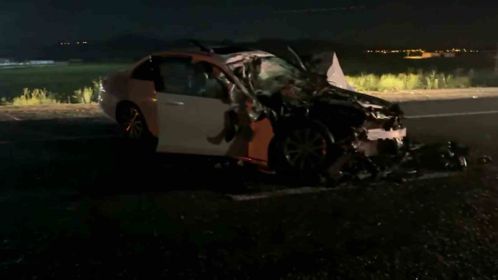 SİVAS’IN ALTINYAYLA İLÇESİNDE TRAKTÖRÜN RÖMORKUNA ÇARPAN MERCEDES MARKA LÜKS OTOMOBİL ADETA KAĞIT GİBİ PARÇALANDI. KAZADA 4 KİŞİ YARALANIRKEN, OTOMOBİLİN HIZ GÖSTERGESİNİN 140 KİLOMETREDE TAKILI KALMASI DİKKAT ÇEKTİ.