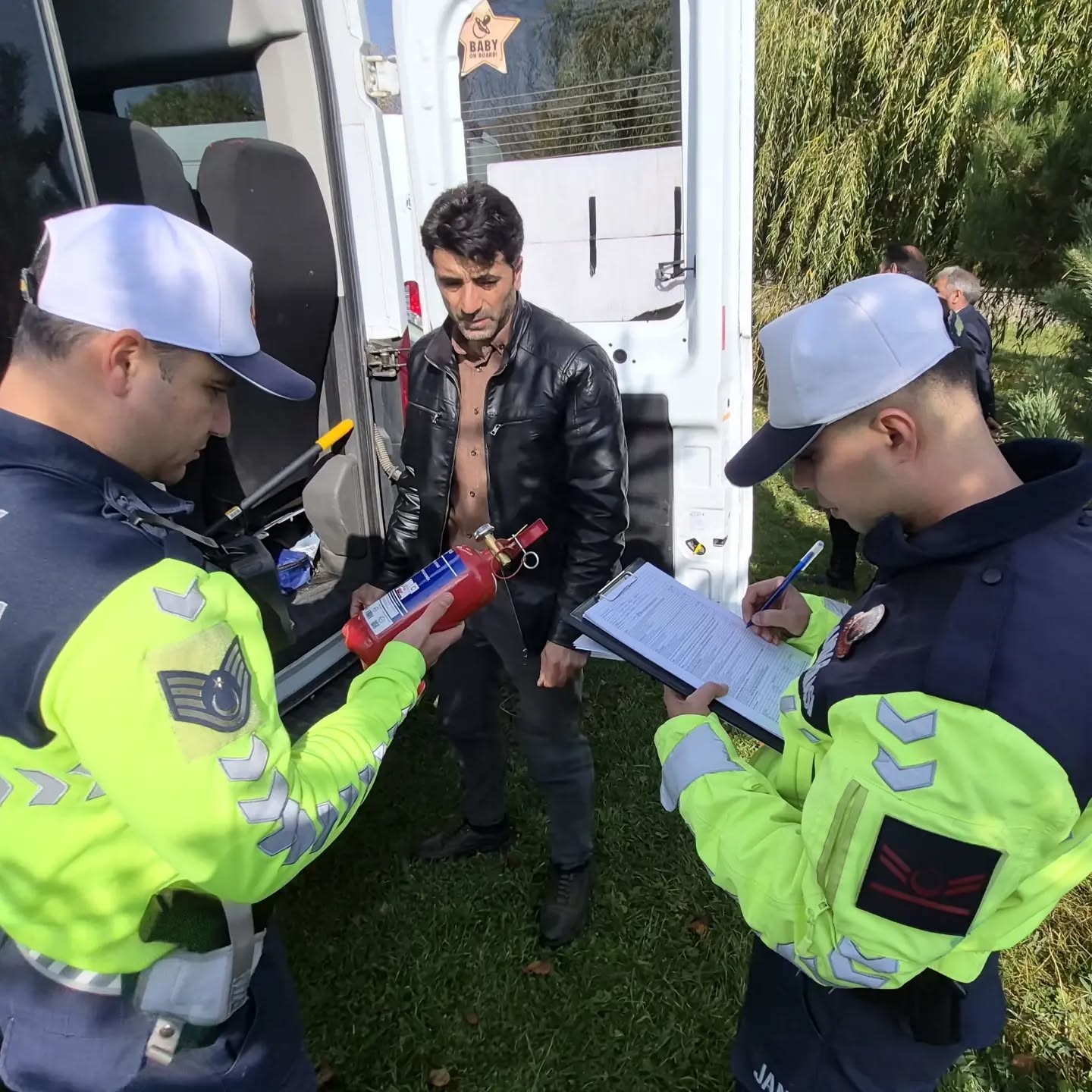 ARDAHAN'IN ÇILDIR İLÇESİNDE, İLÇE MİLLÎ EĞİTİM MÜDÜRLÜĞÜ BAHÇESİNDE TRAFİK JANDARMASI VE İLÇE MİLLÎ EĞİTİM MÜDÜRLÜĞÜ EKİPLERİNCE OKUL SERVİS ARAÇLARINA YÖNELİK DENETİM GERÇEKLEŞTİRİLDİ.