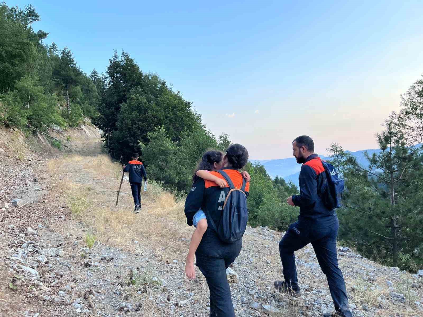 Kahramanmaraş’ta araçta mahsur kalan baba ve kızı kurtarıldı