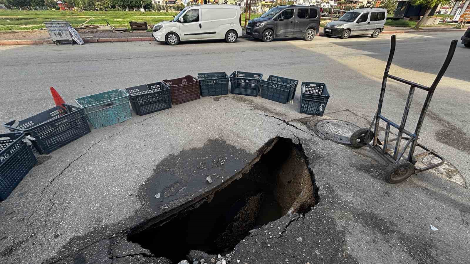 ADANA’DA YOLDA MEYDANA GELEN ÇÖKME SONUCU YAKLAŞIK 2 METRE DERİNLİĞİNDE VE GENİŞLİĞİNDE ÇUKUR OLUŞTU.
