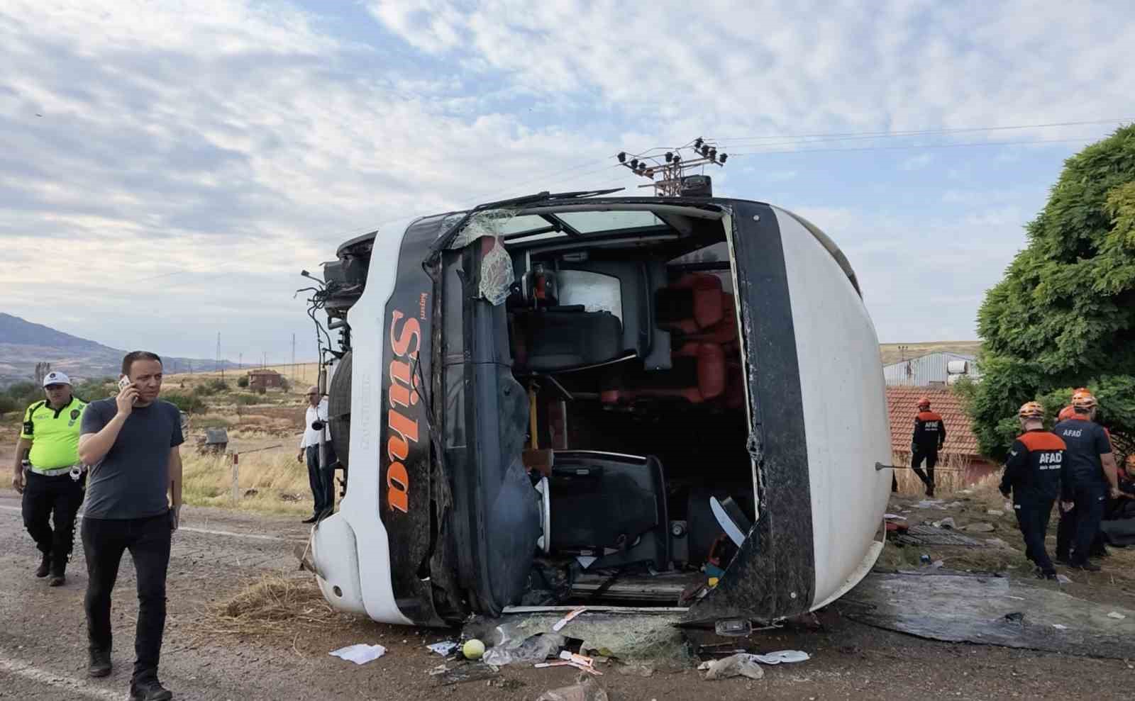 Tekirdağ'dan Kayseri istikametine seyir halinde olan Süha firmasına ait yolcu otobüsü kaza yaptı. Kazanın ardından bölgeye çok sayıda sağlık, polis ve jandarma ekibi sevk edildi. Yaralanan 41 kişi, olay yerinde yapılan ilk müdahalelerinin ardından ambulanslarla hastanelere kaldırıldı.