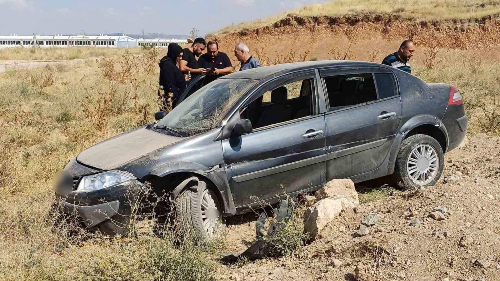 Eskişehir’de kontrolden çıkan otomobil toprak alana girdi