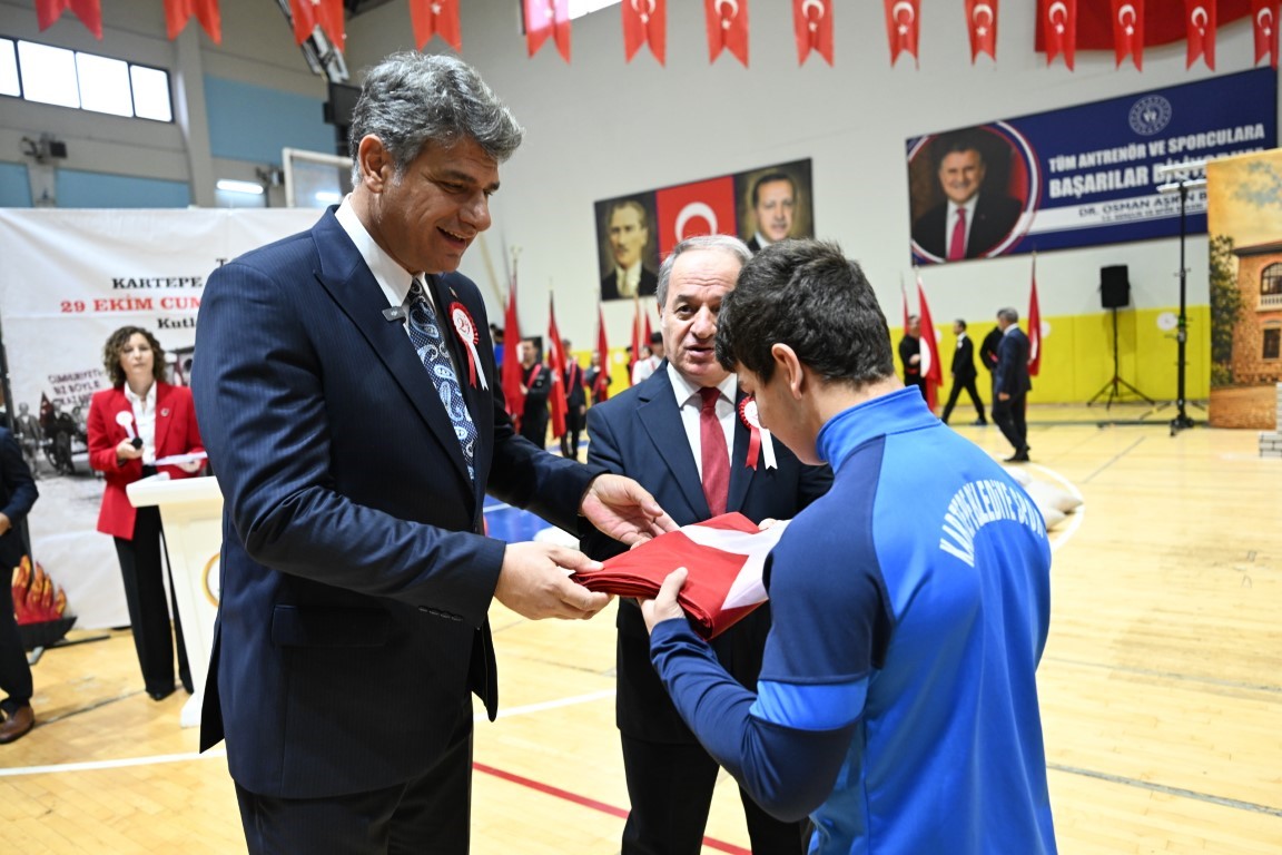 KOCAELİ'NİN KARTEPE İLÇESİNDE CUMHURİYET'İN 103. YIL DÖNÜMÜ DOLAYISIYLA DÜZENLENEN ETKİNLİKTE TÜRK BAYRAĞI, ÇOCUKLARDAN SPORCULARA TESLİM EDİLEREK KARADAN VE SUDAN FARKLI ETAPLARDA KARTEPE'NİN ZİRVESİNE ULAŞTIRILDI.