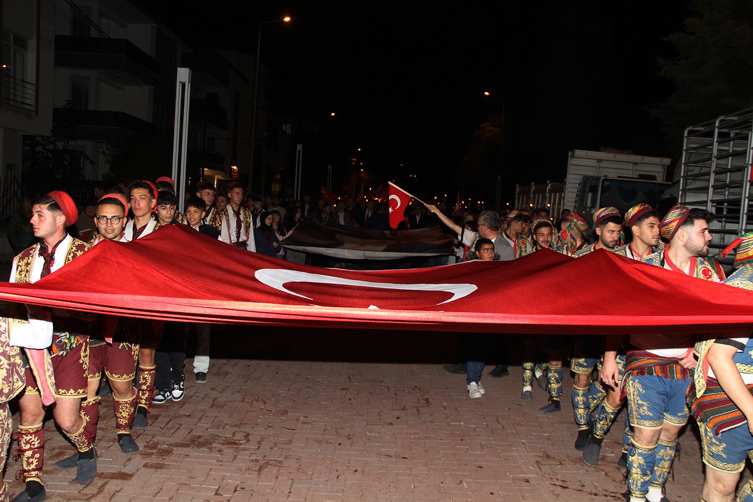 MANİSA’NIN KULA İLÇESİNDE, 29 EKİM CUMHURİYET BAYRAMI KUTLAMALARI KAPSAMINDA DÜZENLENEN FENER ALAYI VE YAREN GÖSTERİLERİ, VATANDAŞLARIN YOĞUN KATILIMIYLA GERÇEKLEŞTİRİLDİ.