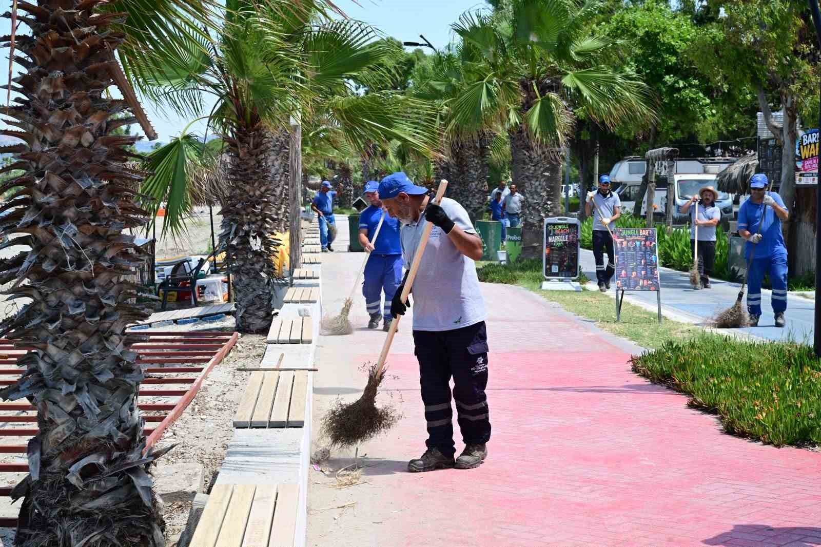 Kuşadası’nda sahil ve yürüyüş yollarında kapsamlı bakım çalışması