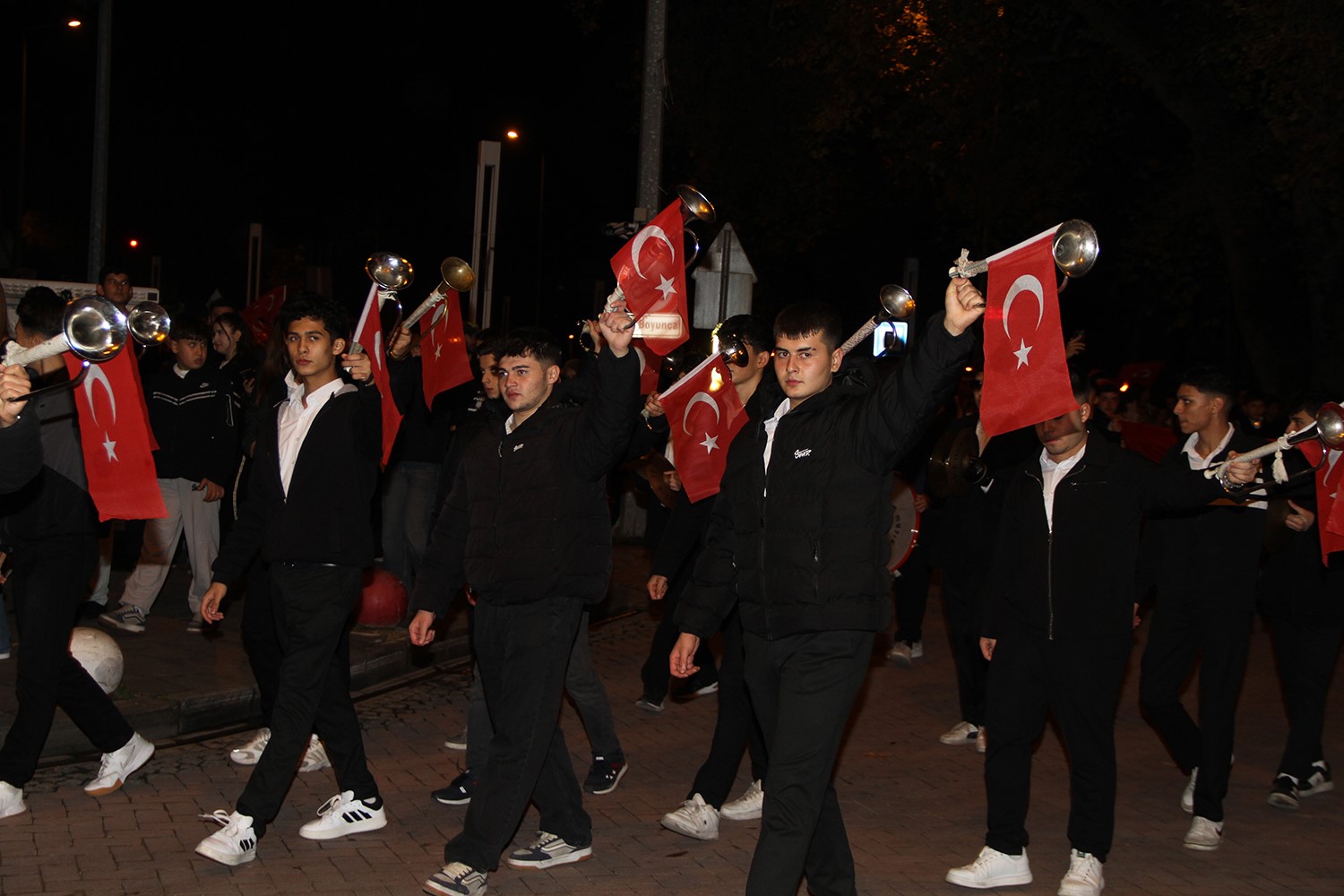 MANİSA’NIN KULA İLÇESİNDE, 29 EKİM CUMHURİYET BAYRAMI KUTLAMALARI KAPSAMINDA DÜZENLENEN FENER ALAYI VE YAREN GÖSTERİLERİ, VATANDAŞLARIN YOĞUN KATILIMIYLA GERÇEKLEŞTİRİLDİ.