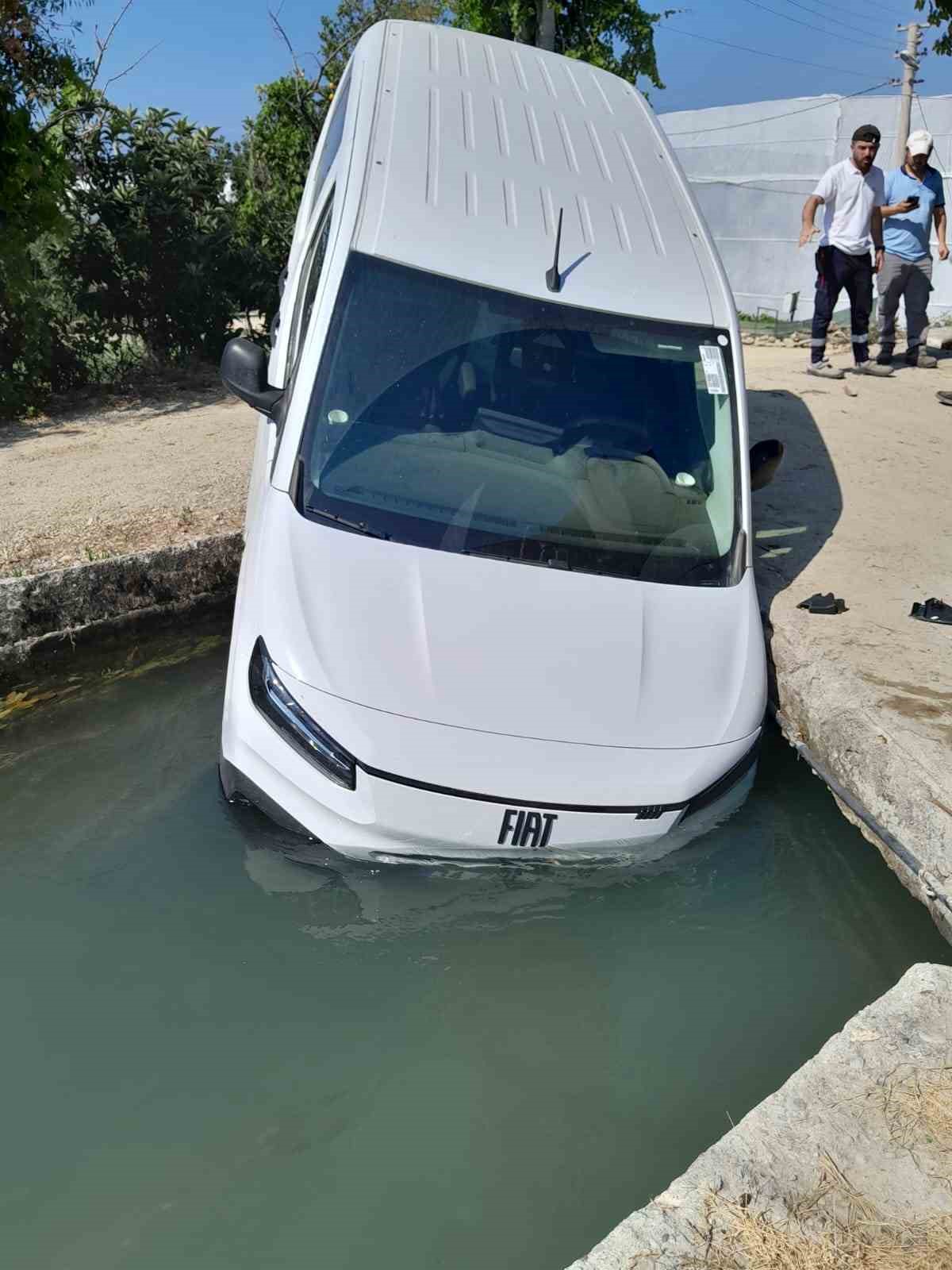 Manavgat'ta hafif ticari araç sulama kanalına düştü