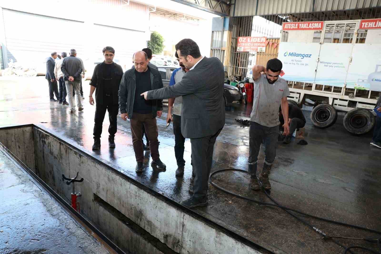 MERSİN’DE ETKİLİ OLAN SAĞANAK YAĞIŞ NEDENİYLE ZARAR GÖREN TIRMIL SANAYİ SİTESİNİ ZİYARET EDEN AKDENİZ KAYMAKAMI VE BELEDİYE BAŞKAN VEKİLİ MURAT BEŞİKCİ, ESNAFA GEÇMİŞ OLSUN DİLEKLERİNİ İLETEREK BÖLGEDE TEMİZLİK ÇALIŞMALARININ BAŞLATILDIĞINI SÖYLEDİ.