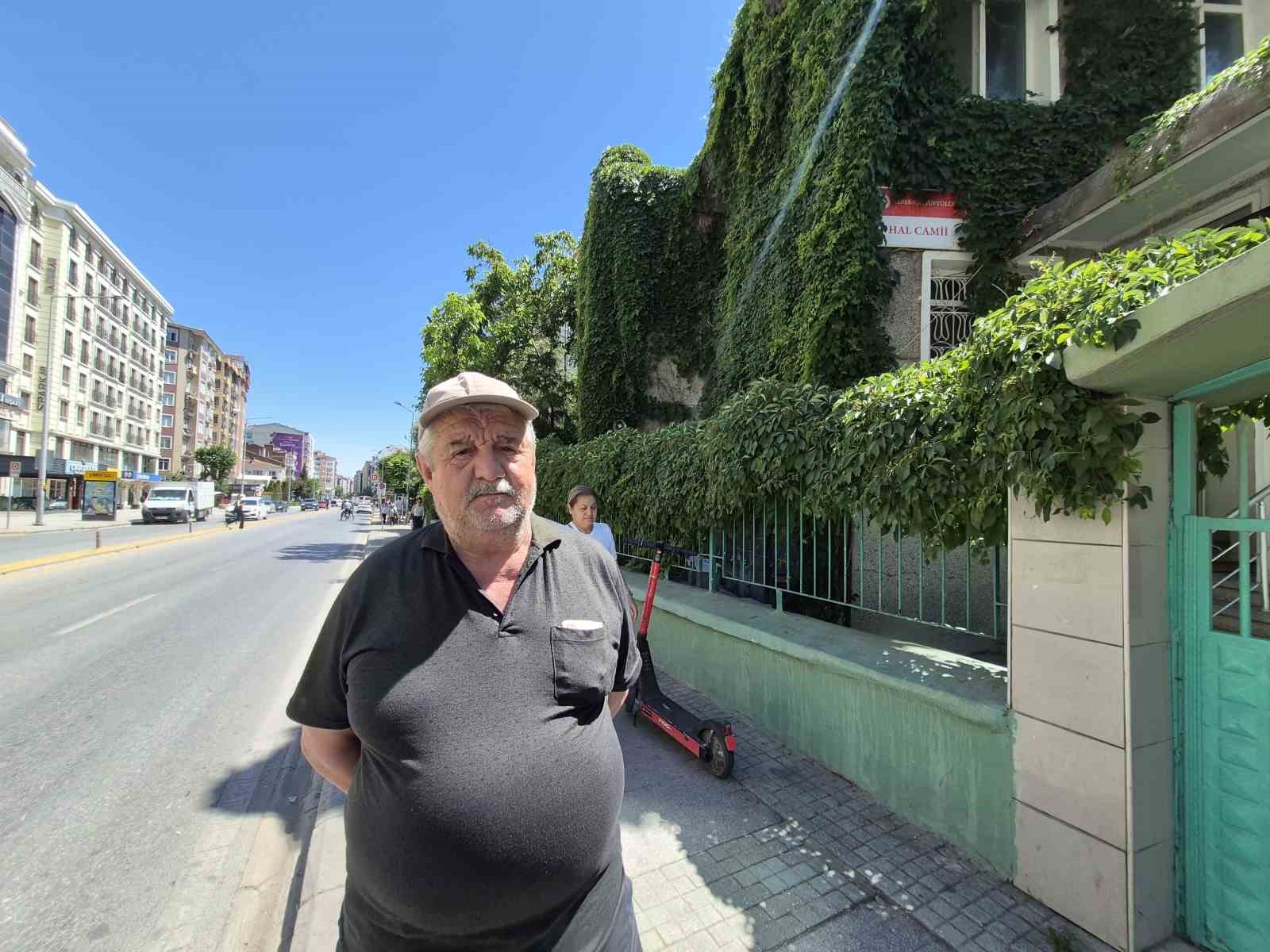 Eskişehir’in sarmaşıklarla kaplı camisinde 15 yıllık gönüllü emek