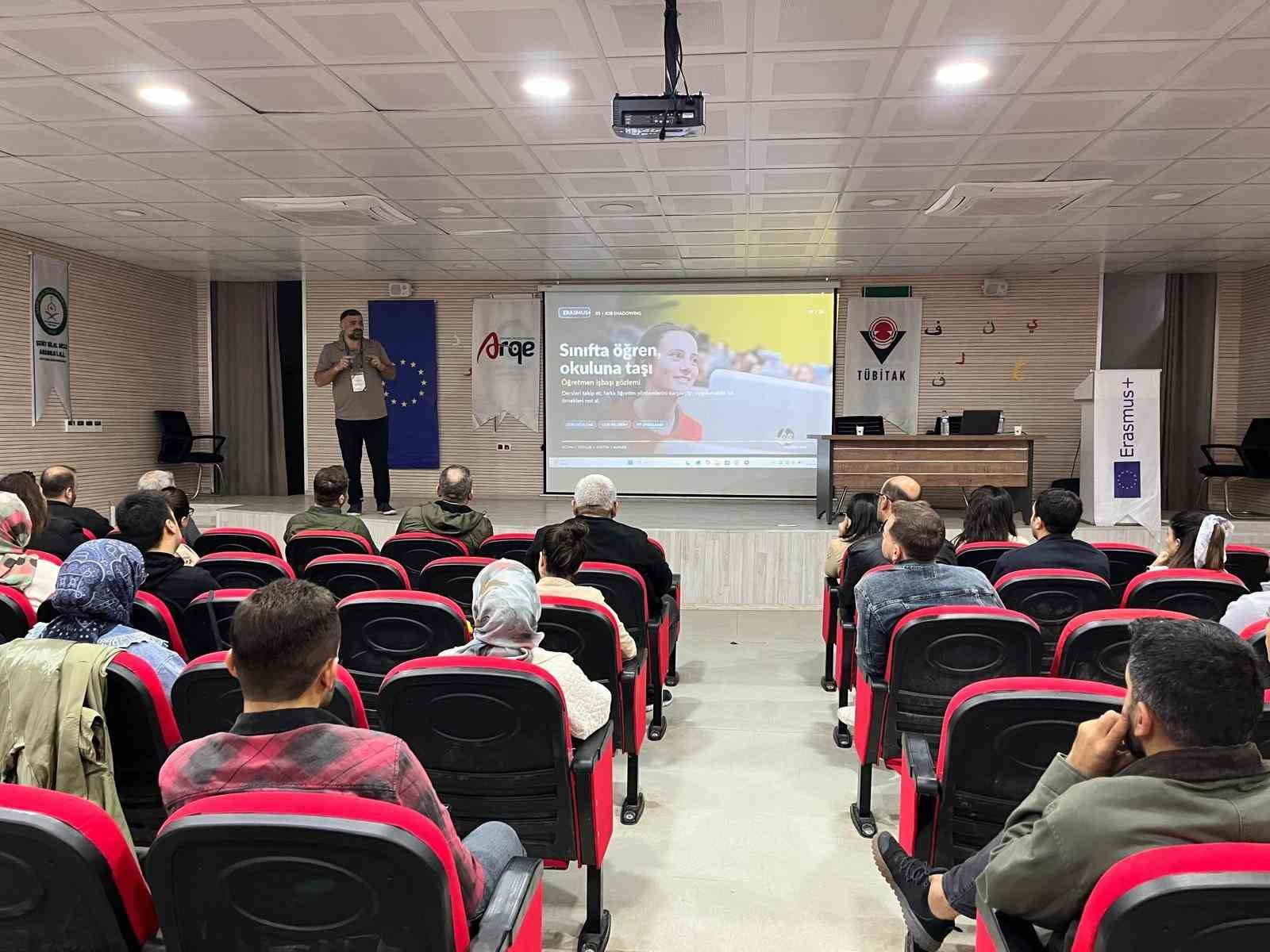 DİYARBAKIR’IN DİCLE İLÇESİNDE GÖREV YAPAN 40 ÖĞRETMENE TÜBİTAK, TEKNOFEST, MEB ROBOT YARIŞMASI, ERASMUS PROJELERİ VE AVRUPA BİRLİĞİ AKREDİTASYON PROGRAMLARI HAKKINDA EĞİTİM VERİLDİ.