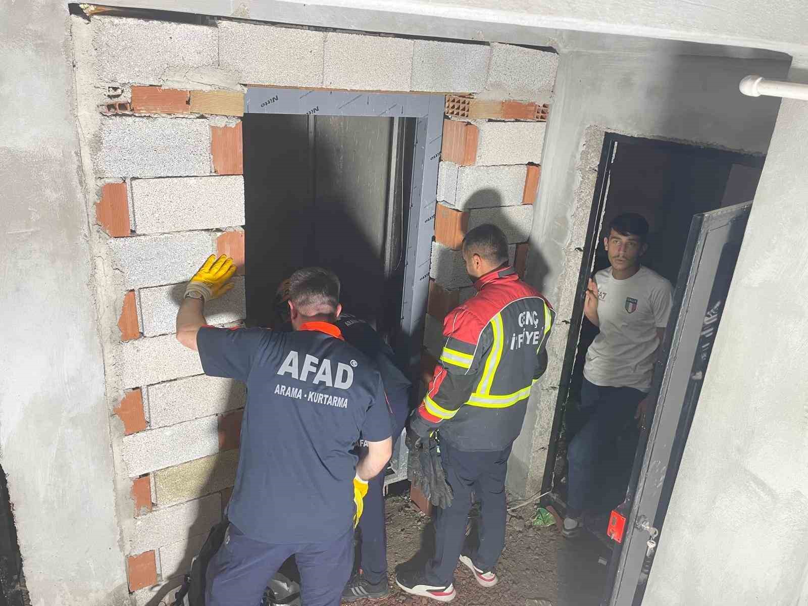 Bingöl’de asansör boşluğuna düşen inekler ekipler tarafından kurtarıldı