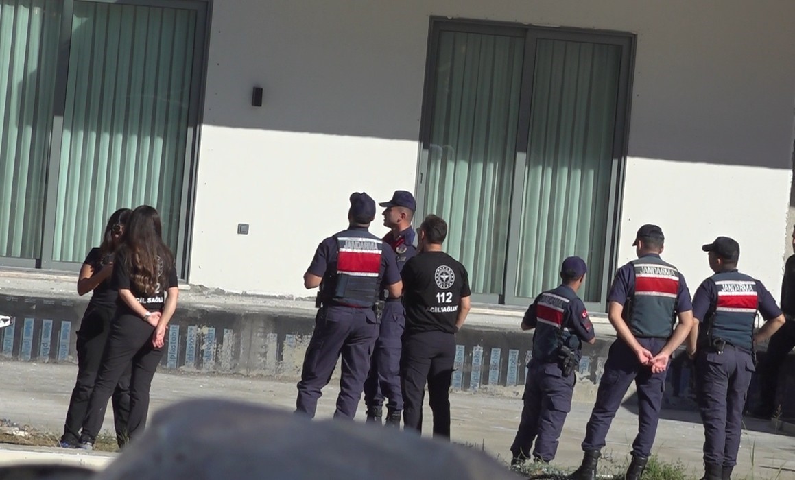 ANTALYA’NIN ALANYA İLÇESİNDE PARASINI ALAMADIĞINI İDDİA EDEREK İNŞAAT HALİNDEKİ BİNANIN BALKONUNA ÇIKAN İŞÇİ, ARKADAŞININ İKNA ETMESİ SONUCU BULUNDUĞU YERDEN İNDİRİLDİ.