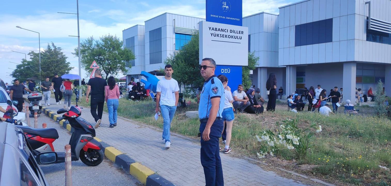 İzmir’de zabıta ekipleri sınava geç kalan adaylar için seferber oldu