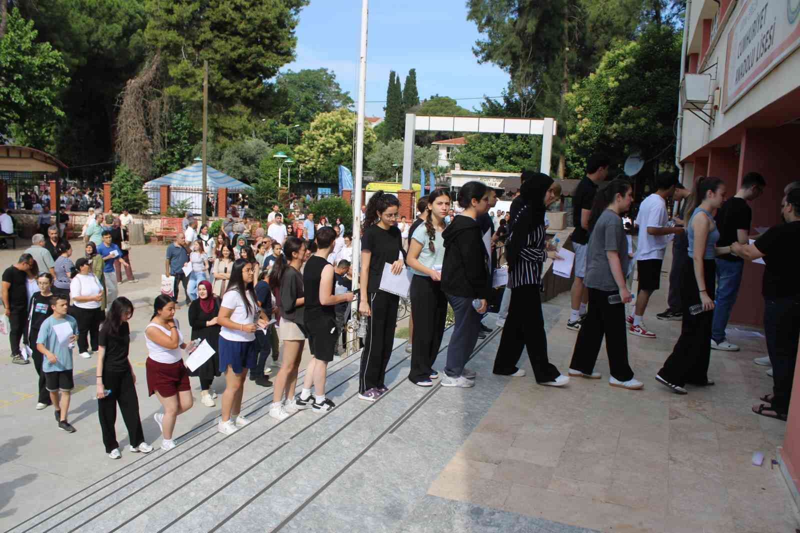 YKS maratonunda manzara değişmedi, geç kalanlar sınava alınmadı