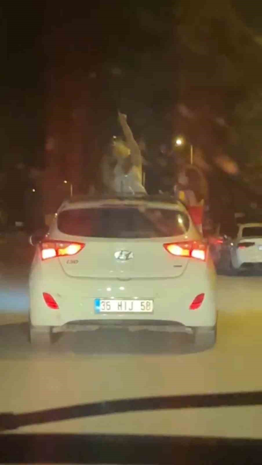Karabük’te otomobilden sarkarak dans eden kadınların tehlikeli yolculuğu kamerada