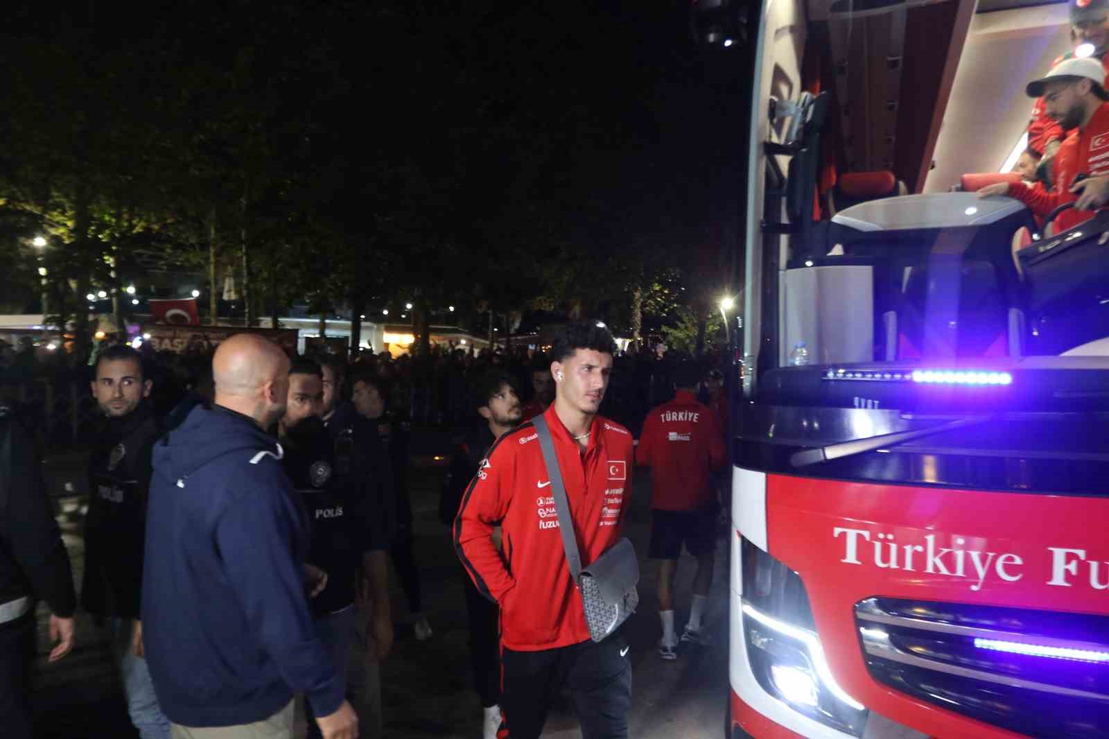 A Milli Futbol Takımı’nı otel önünde yüzlerce taraftar karşıladı