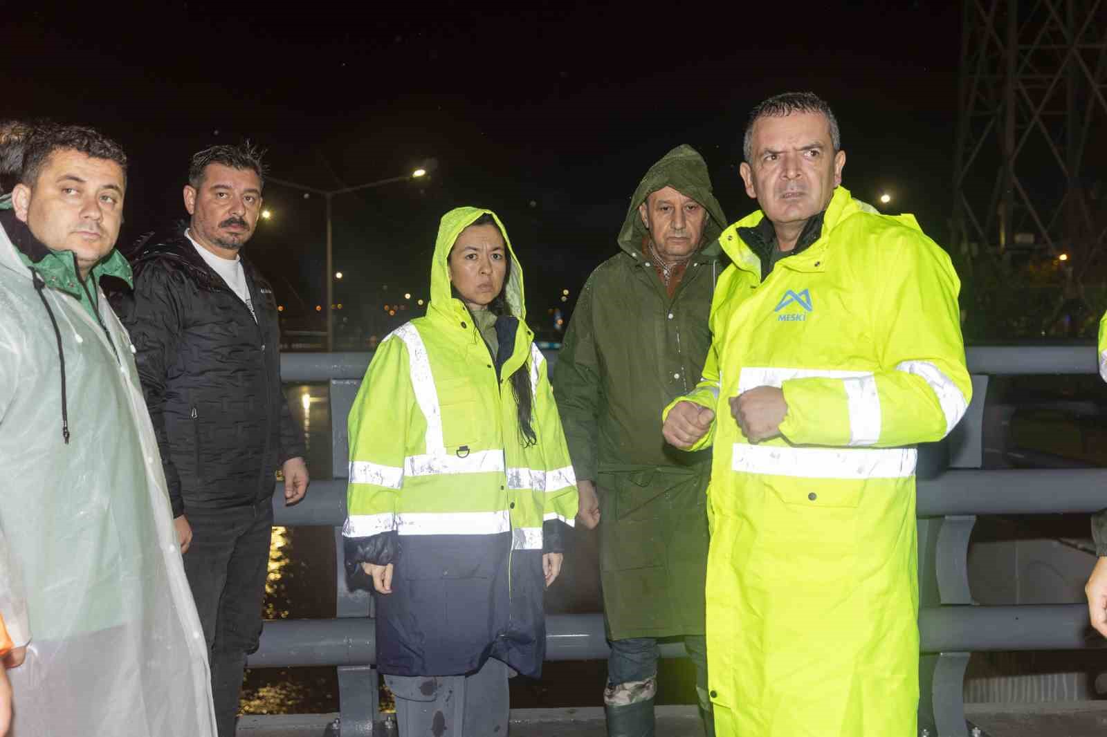 MERSİN BÜYÜKŞEHİR BELEDİYESİ BAŞKAN VEKİLİ GÜLŞAH YILDIRIM GENÇ, KENTTE ETKİLİ OLAN AŞIRI YAĞIŞLARIN ARDINDAN GECE SAATLERİNDE SAHAYA ÇIKARAK YAĞIŞTAN ETKİLENEN BÖLGELERDE İNCELEMELERDE BULUNDU.