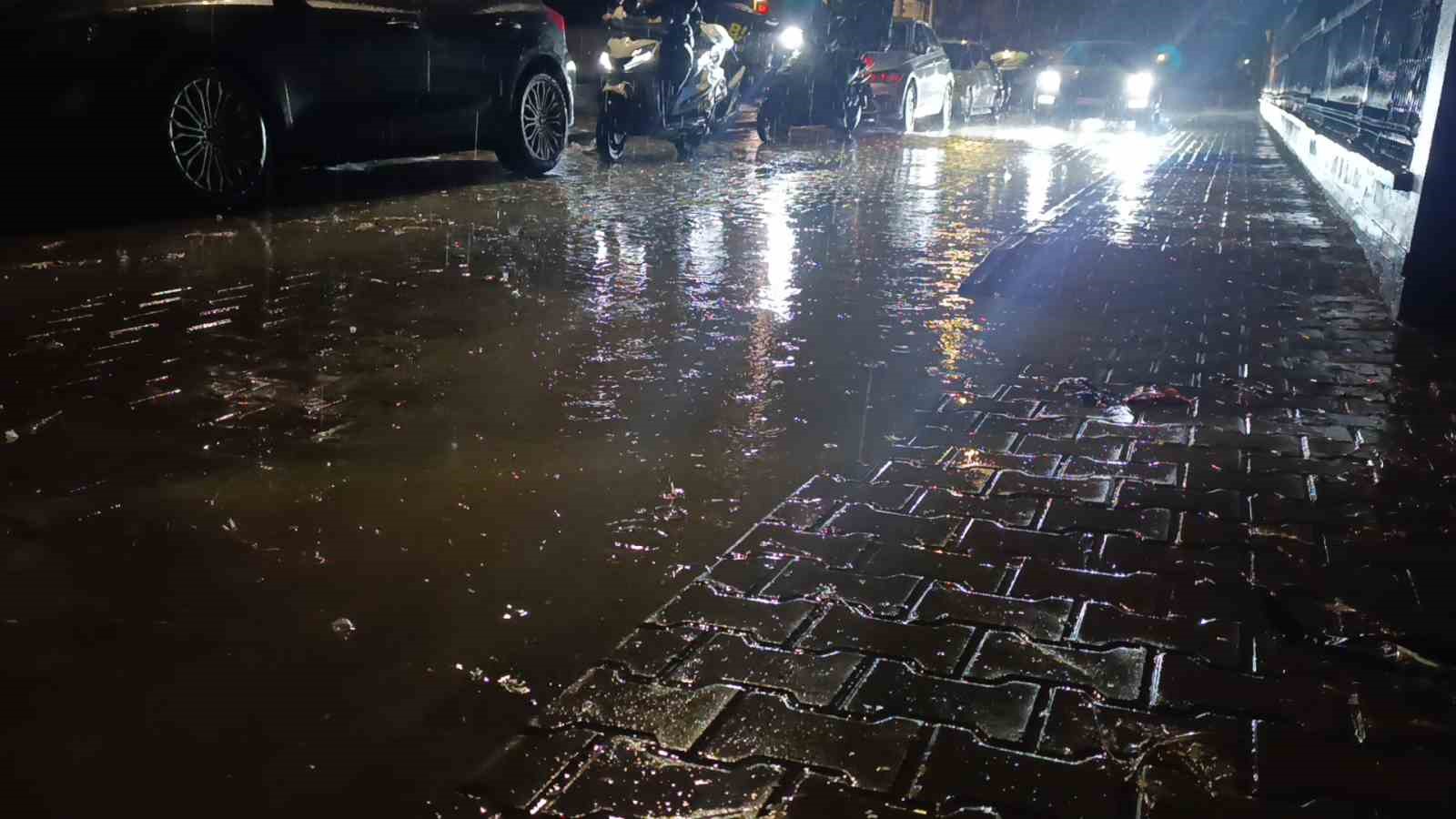 TEKİRDAĞ’IN SÜLEYMANPAŞA İLÇESİNDE ŞİDDETLİ SAĞANAK YAĞIŞ, GÜNLÜK YAŞAMI OLUMSUZ ETKİLEDİ. DEĞİRMENALTI MAHALLESİ’NDEKİ ÇAY SOKAK VE ATAÇ SOKAK’TA YAĞIŞIN ARDINDAN CADDE VE YOLLAR SUYLA KAPLANIRKEN, ORTAYA ÇIKAN MANZARA DİKKAT ÇEKTİ.