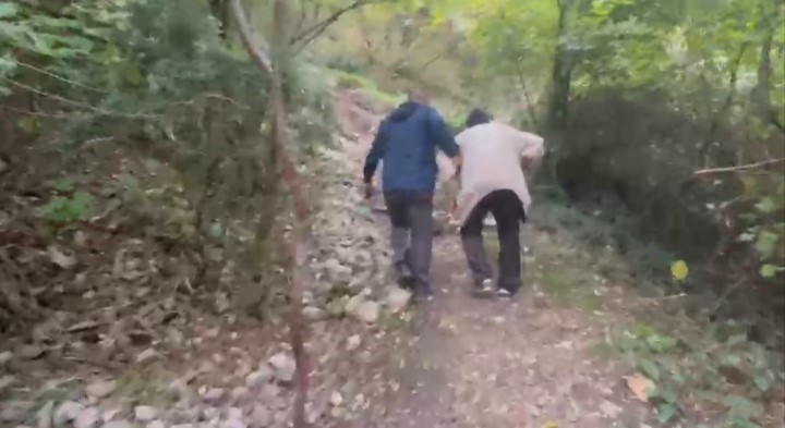 BURSA ULUDAĞ'DA İNSANLARDAN UZAKLAŞIP MAĞARAYA SIĞINARAK YAŞAMINI SÜRDÜREN YAŞLI ADAM İÇİN BİR SPORCU TARAFINDAN BAŞLATILAN YARDIM SEFERBERLİĞİ, DUYGUSAL BİR KAVUŞMAYLA SONA ERDİ. ANKARA'DAN YOLA ÇIKAN 83 YAŞINDAKİ BABA HÜSEYİN M., UZUN BİR YOLCULUĞUN ARDINDAN OĞLUNA KAVUŞTU. DAĞCI DÜZGÜN ÇALIŞKAN'IN MİSAFİR ETTİĞİ BABA, YILLARDIR AYRI KALDIĞI OĞLUYLA BULUŞURKEN DUYGUSAL ANLAR YAŞANDI. BABA HÜSEYİN M., OĞLUNU DA YANINA ALARAK ANKARA'YA GÖTÜRDÜ.