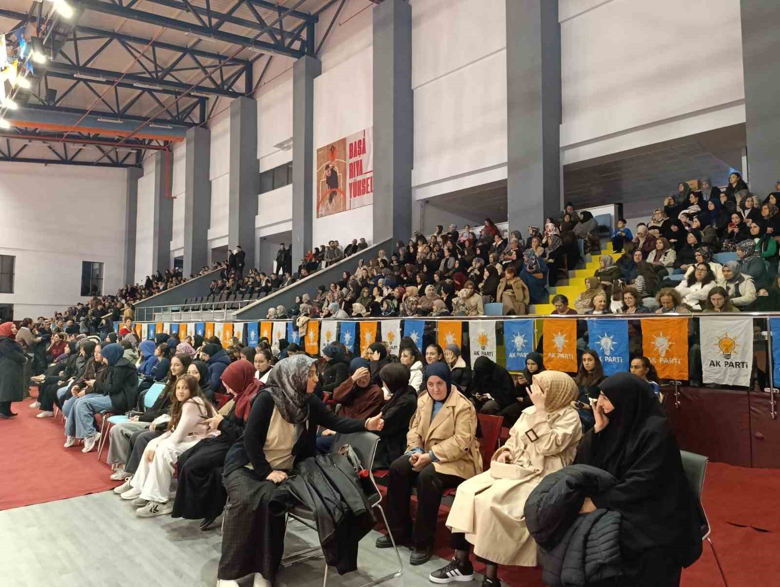 MANİSA’NIN SALİHLİ İLÇESİNDE AK PARTİ GENÇLİK KOLLARI TARAFINDAN DÜZENLENEN "SALİHLİ GÖNÜL BULUŞMALARI EDEBİYAT SÖYLEŞİSİ VE TASAVVUF MÜZİĞİ KONSERİ", VATANDAŞLARIN YOĞUN KATILIMIYLA GERÇEKLEŞTİRİLDİ. TRİBÜNLERİN TAMAMEN DOLDUĞU ETKİNLİKTE, SALONDA YER BULAMAYAN VATANDAŞLAR YERE SERİLEN ÖRTÜLERİN ÜZERİNE OTURARAK PROGRAMI TAKİP ETTİ.