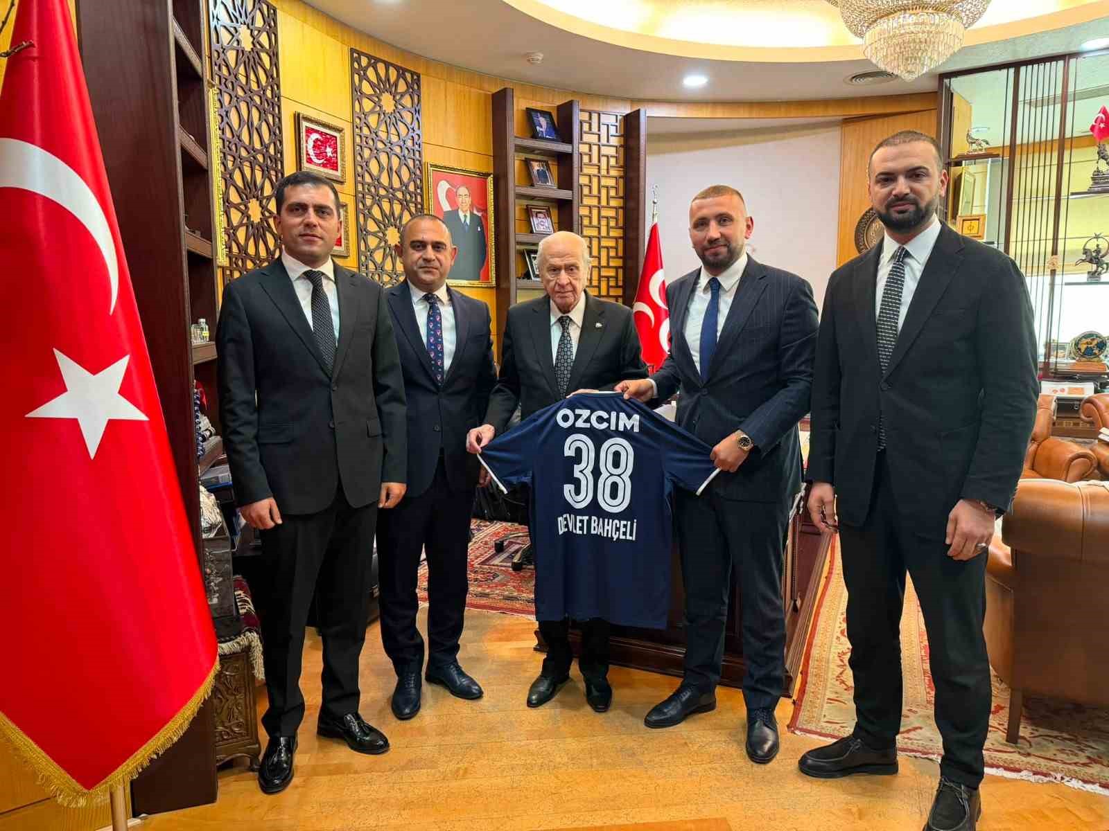 Erciyes 38 FK’dan MHP Genel Başkanı Devlet Bahçeli’ye forma hediyesi