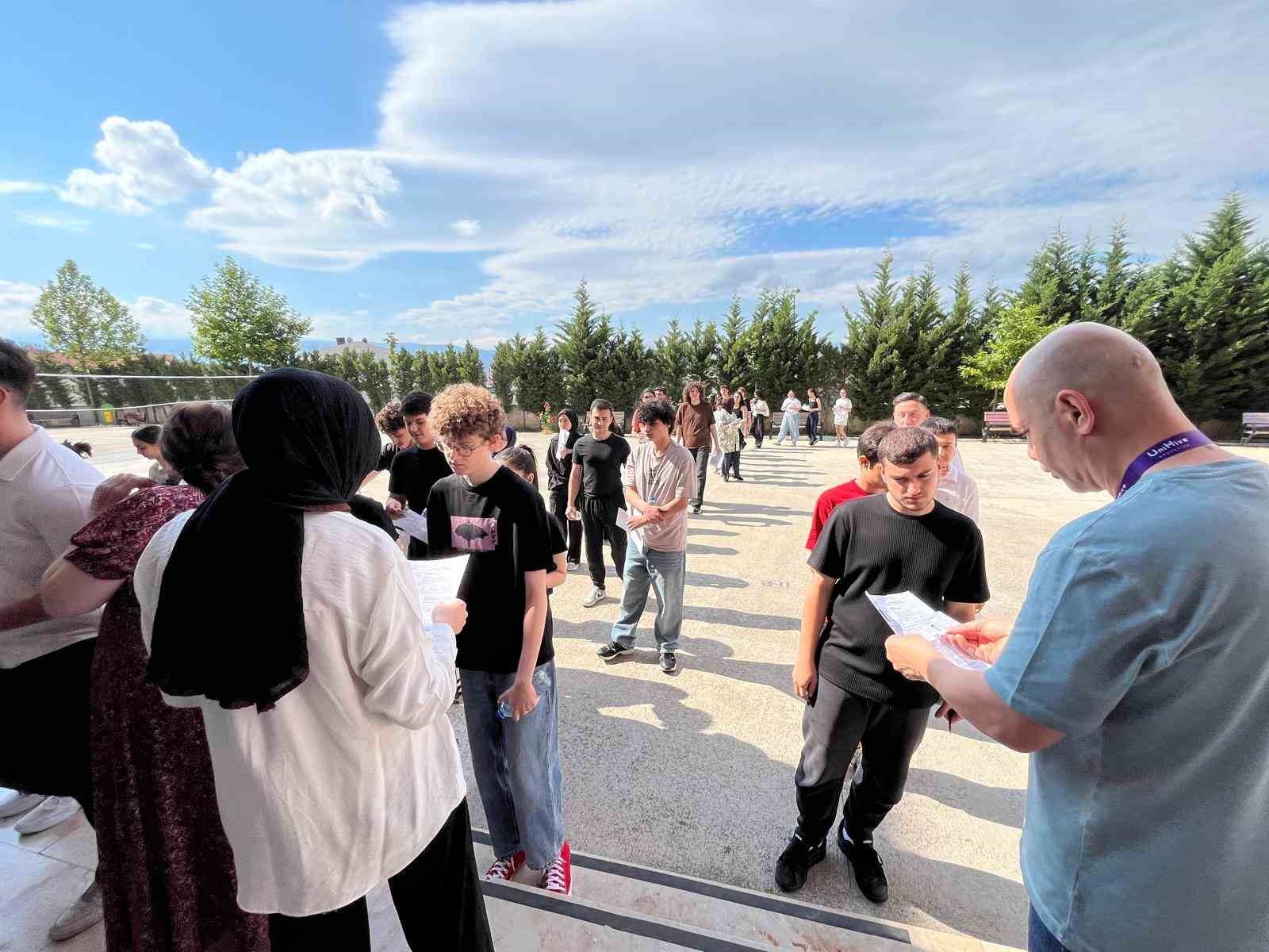 Baba-oğul YKS’ya yan yana sınıflarda girdi