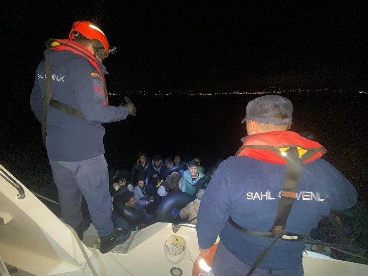 İZMİR'İN SEFERİHİSAR, KARABURUN VE URLA İLÇELERİNDE SAHİL GÜVENLİK VE JANDARMA EKİPLERİNİN DÜZENLEDİĞİ OPERASYONLARDA DENİZDE VE KARADA TOPLAM 76 DÜZENSİZ GÖÇMEN YAKALANDI.