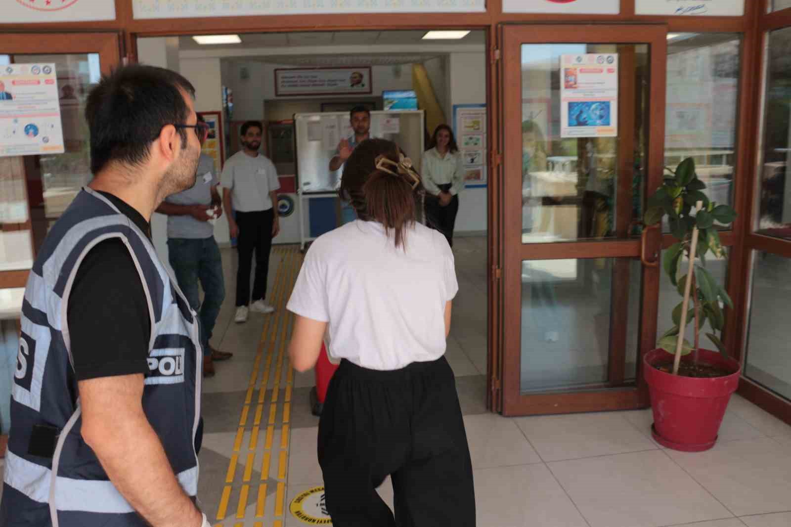 Cizre’de YKS’ye geç kalan adayların yardımına polis yetişti
