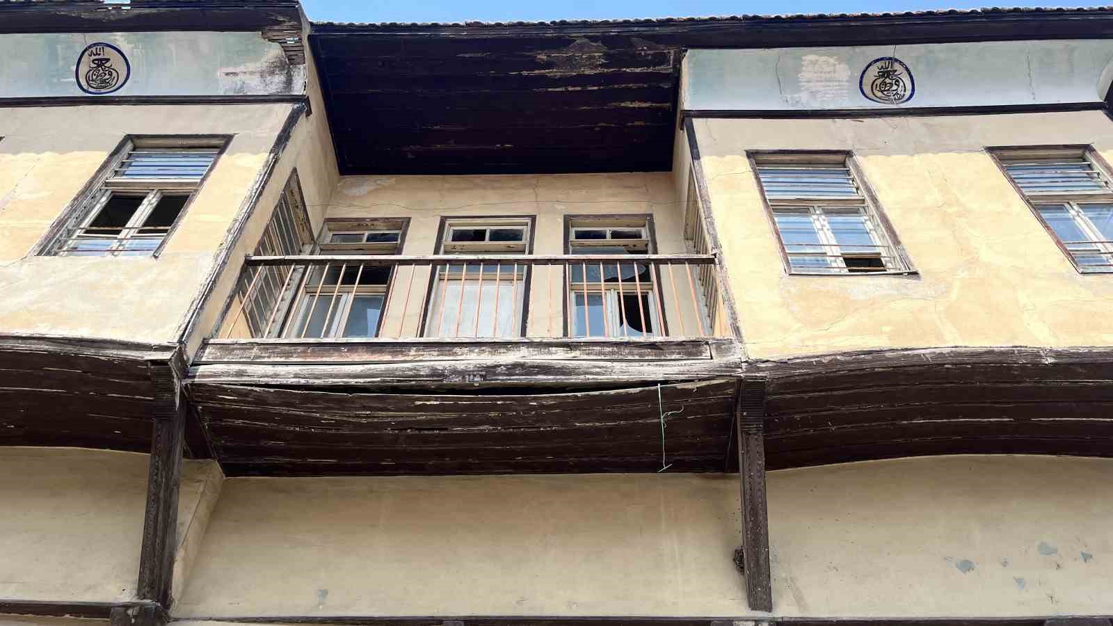 Adana’daki metruk binalar mahalleliyi tedirgin ediyor
