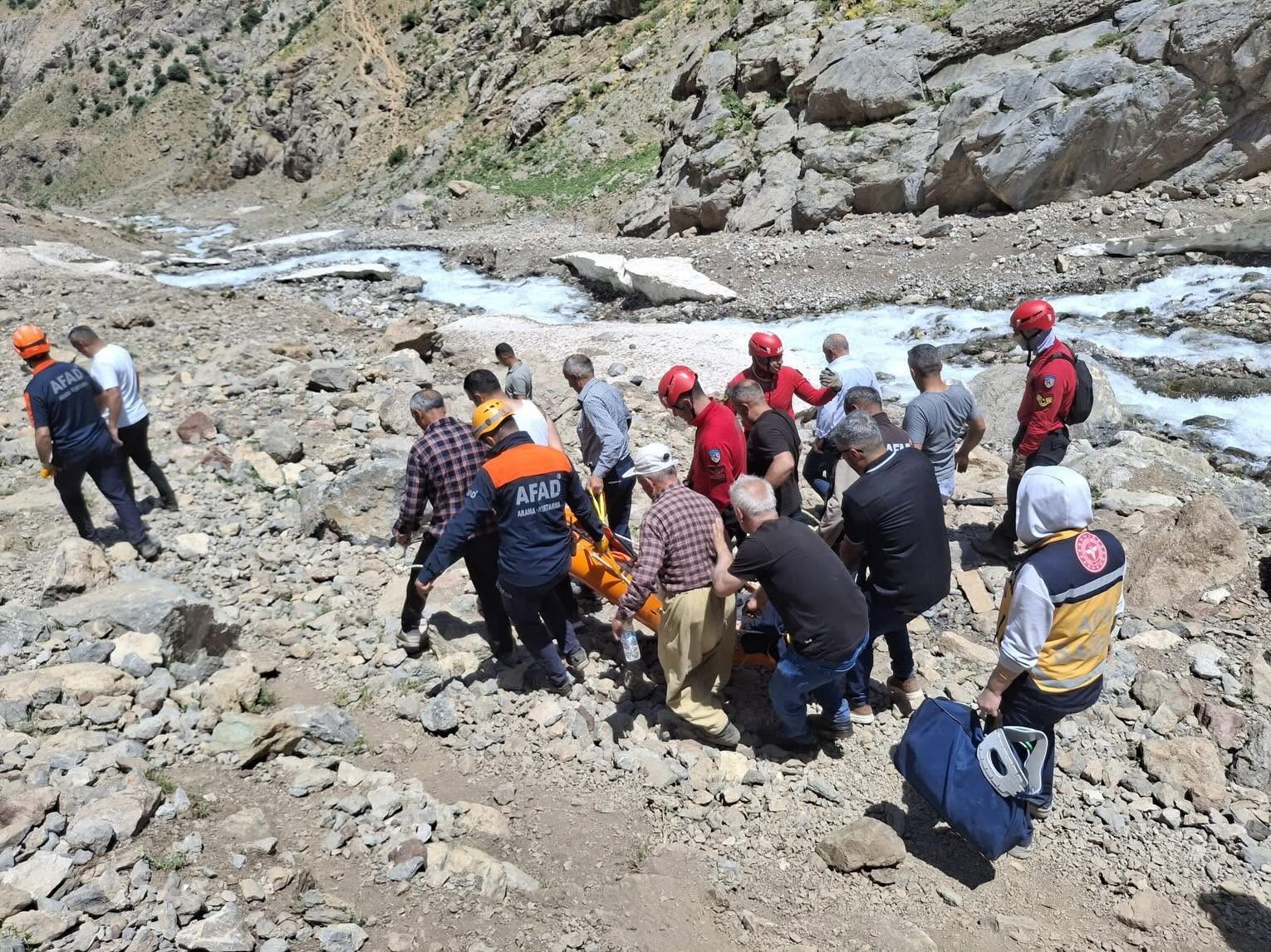 Helil Vadisi’nde ayağı kırılan vatandaş askeri helikopterle kurtarıldı