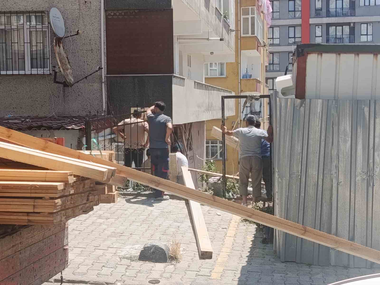 Küçükçekmece'de inşaat çalışması sırasında merdiven çöktü: Evlerinde mahsur kalan vatandaşları itfaiye kurtardı